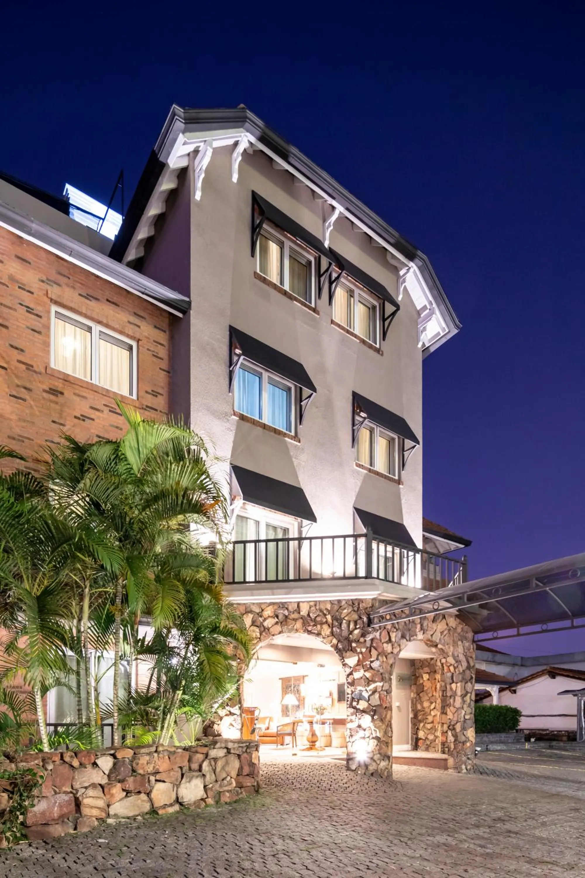 Property building in Hotel Villa Morra Suites