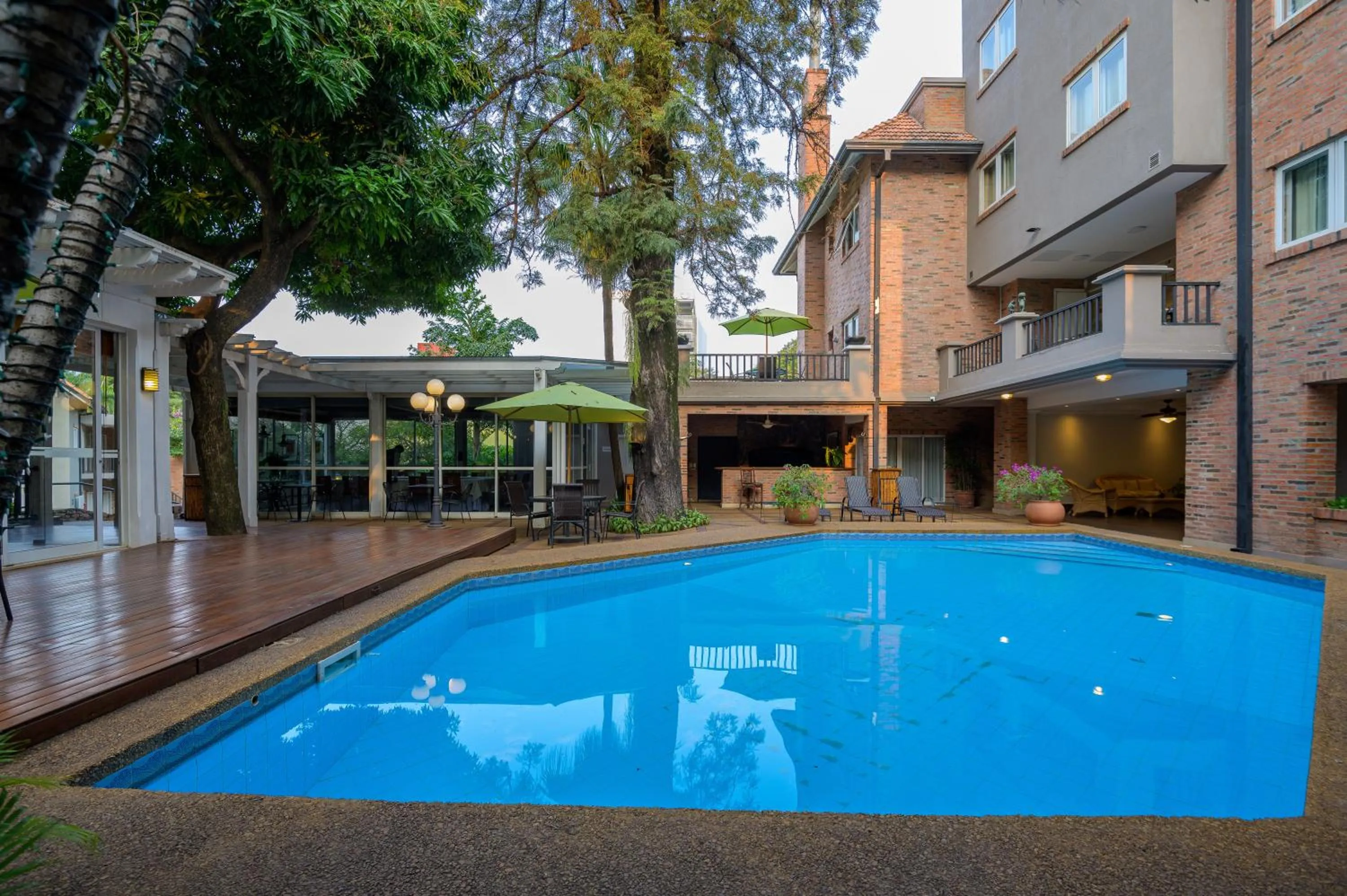 Pool view in Hotel Villa Morra Suites