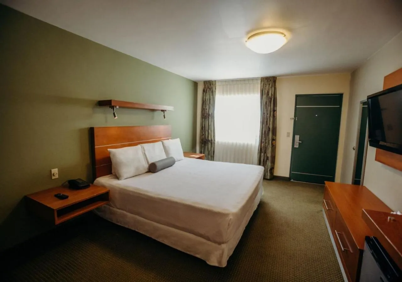 View (from property/room), Bed in Hotel Calafia