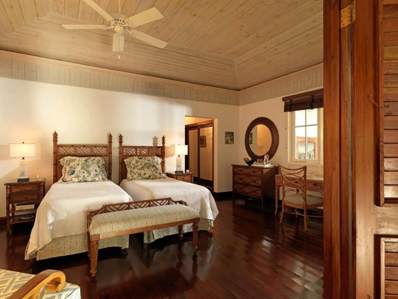 Bedroom, Bed in Round Hill Hotel & Villas