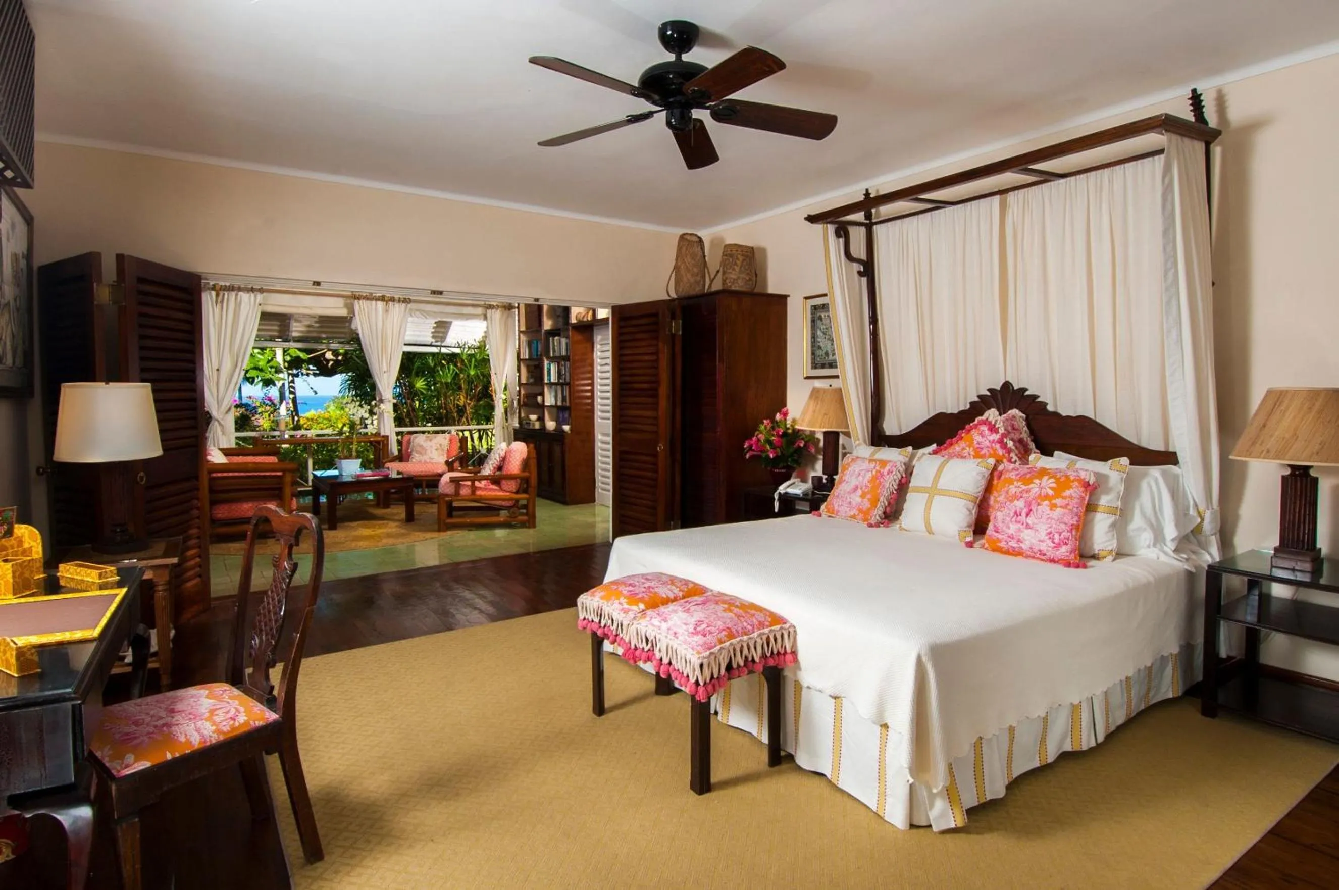 Bedroom, Bed in Round Hill Hotel & Villas