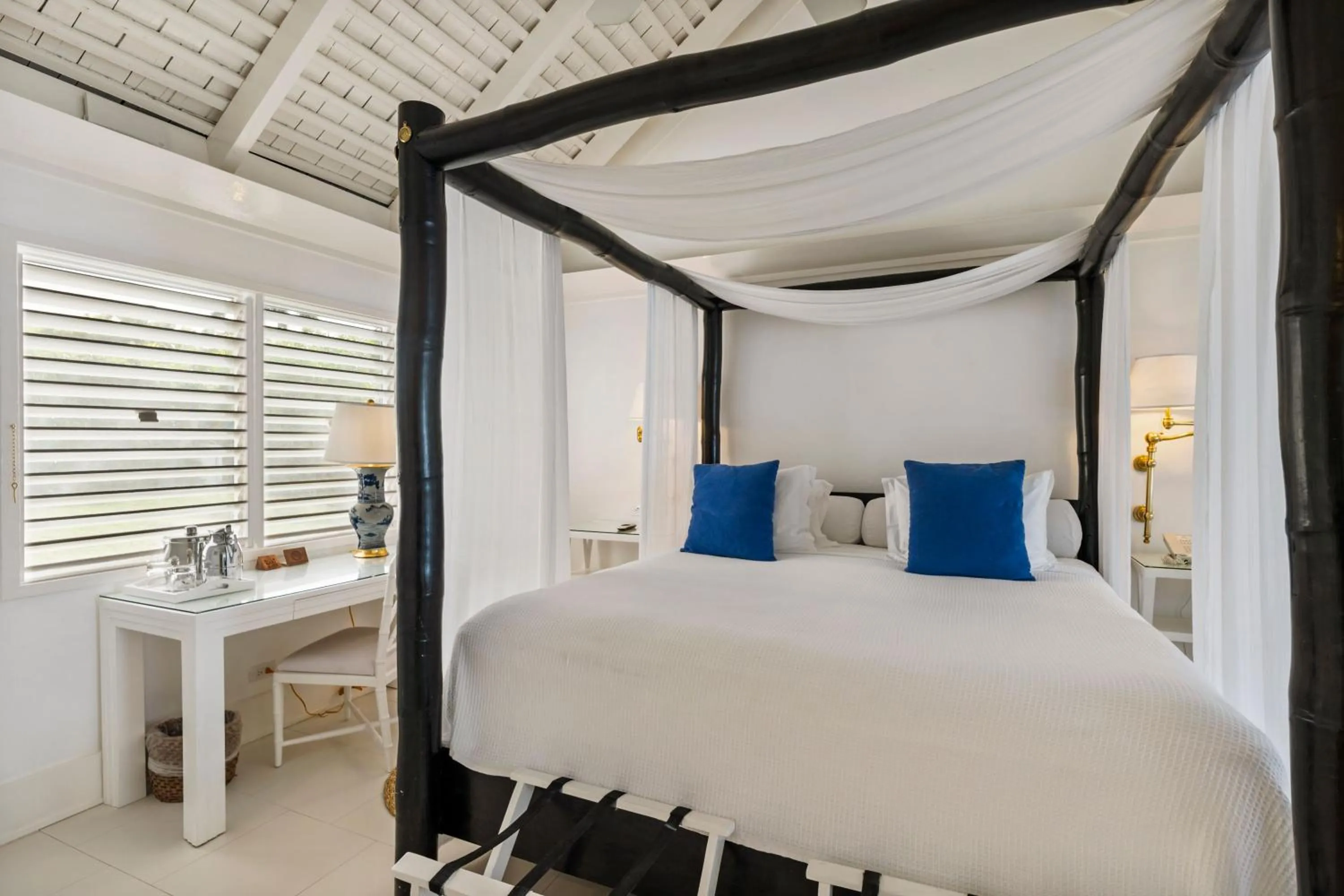 Bedroom, Bed in Round Hill Hotel & Villas