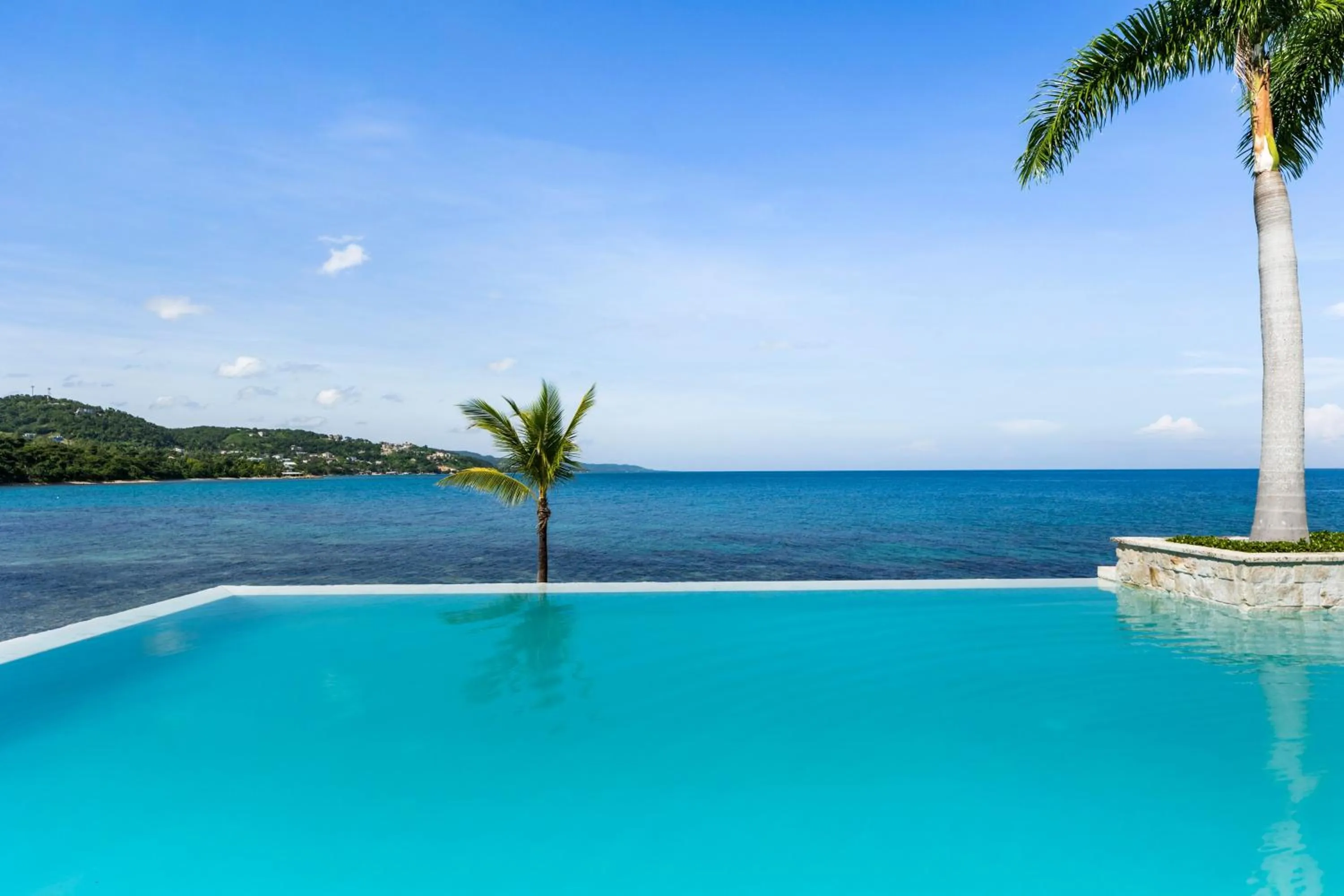 Swimming pool in Round Hill Hotel & Villas