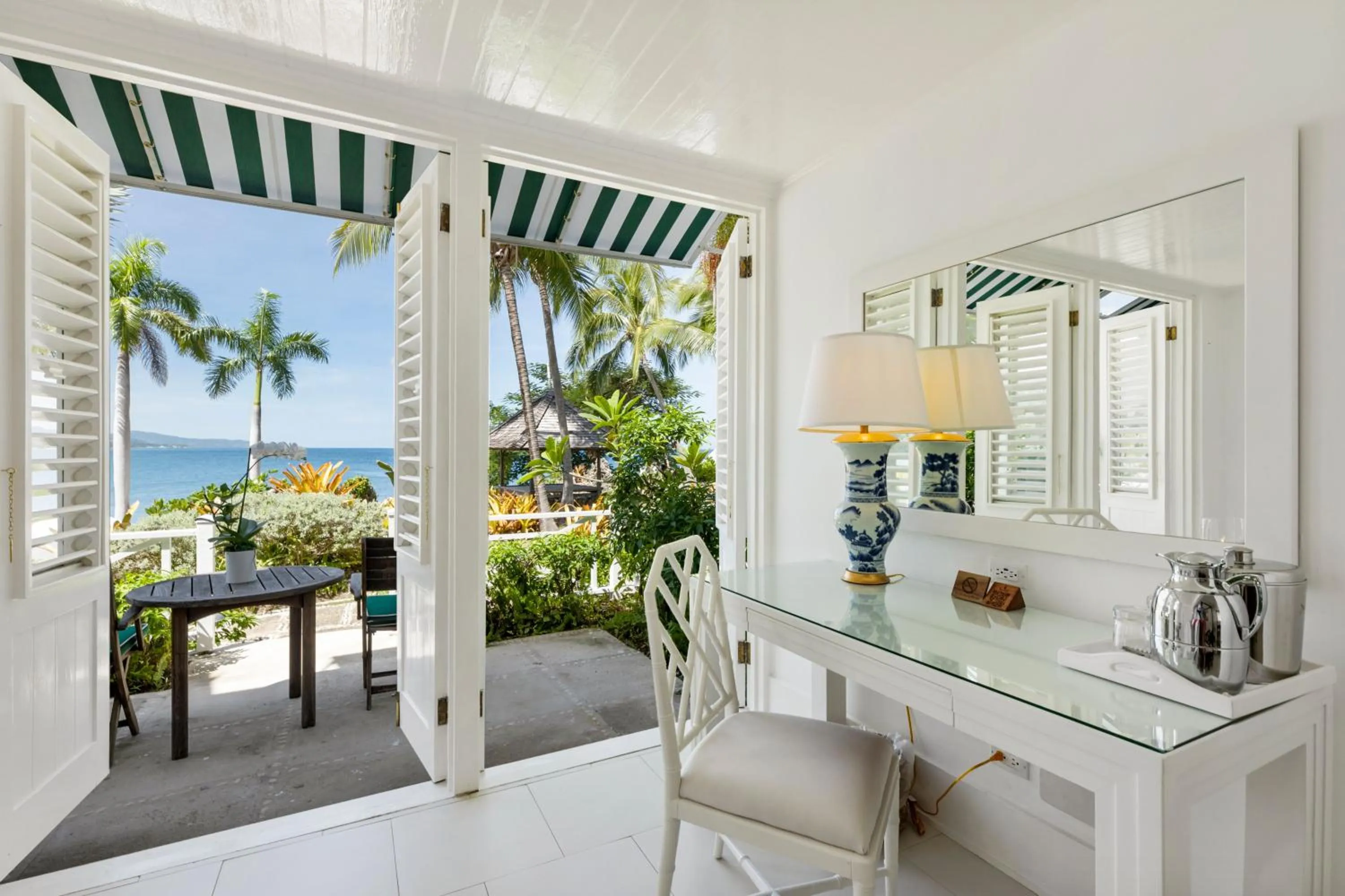 Seating area in Round Hill Hotel & Villas