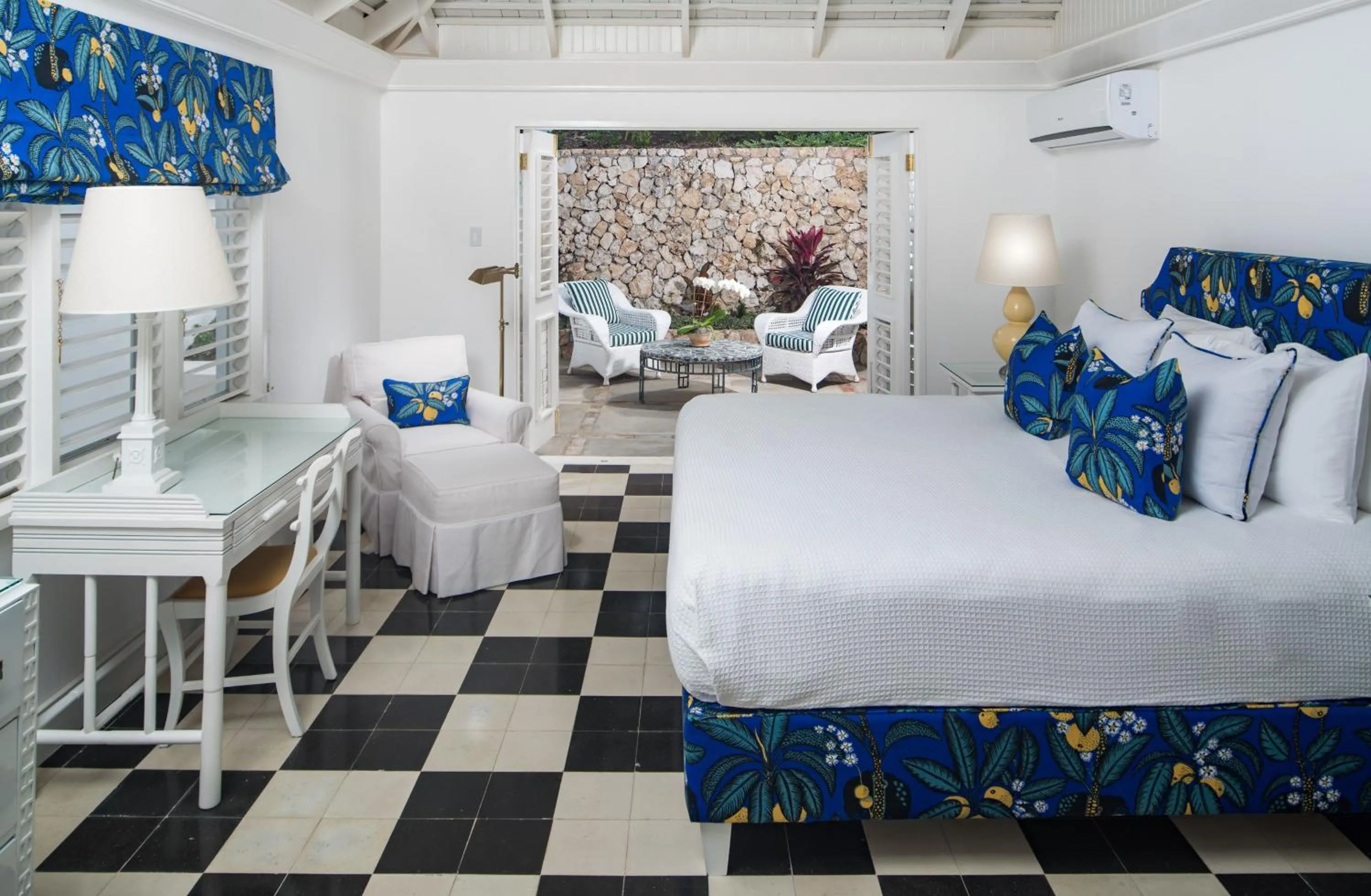 Bedroom, Bed in Round Hill Hotel & Villas