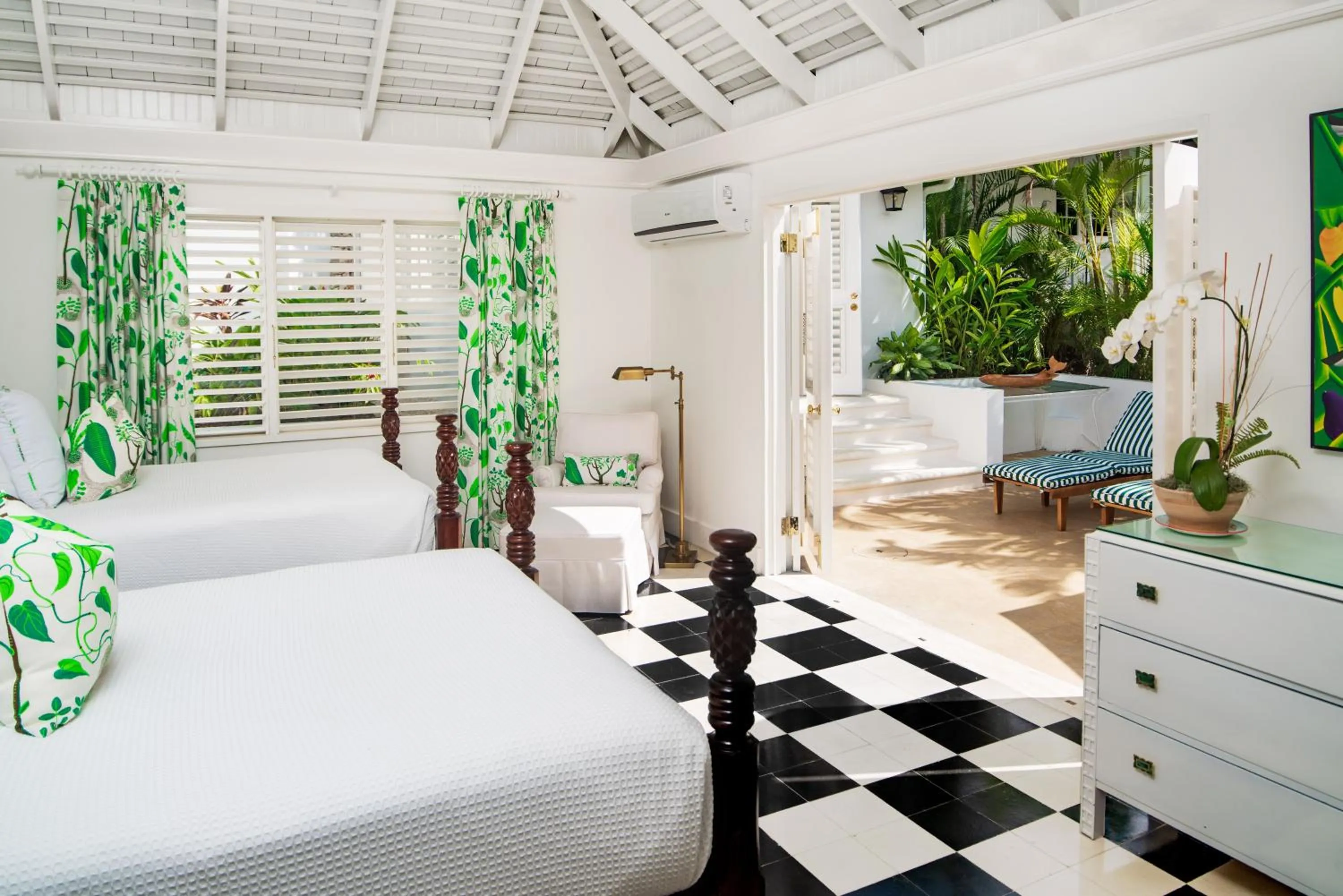 Bedroom, Bed in Round Hill Hotel & Villas