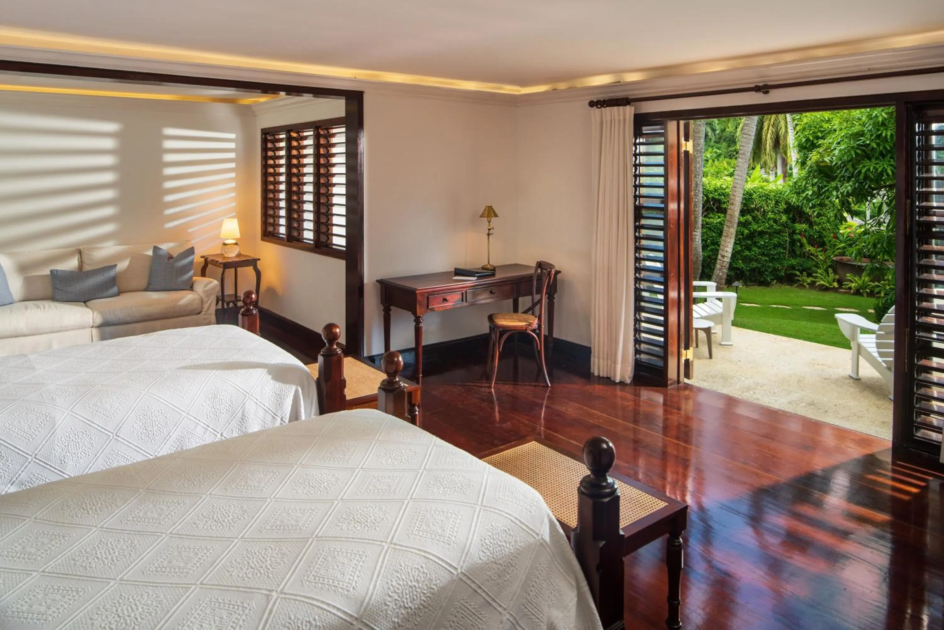 Bedroom, Bed in Round Hill Hotel & Villas