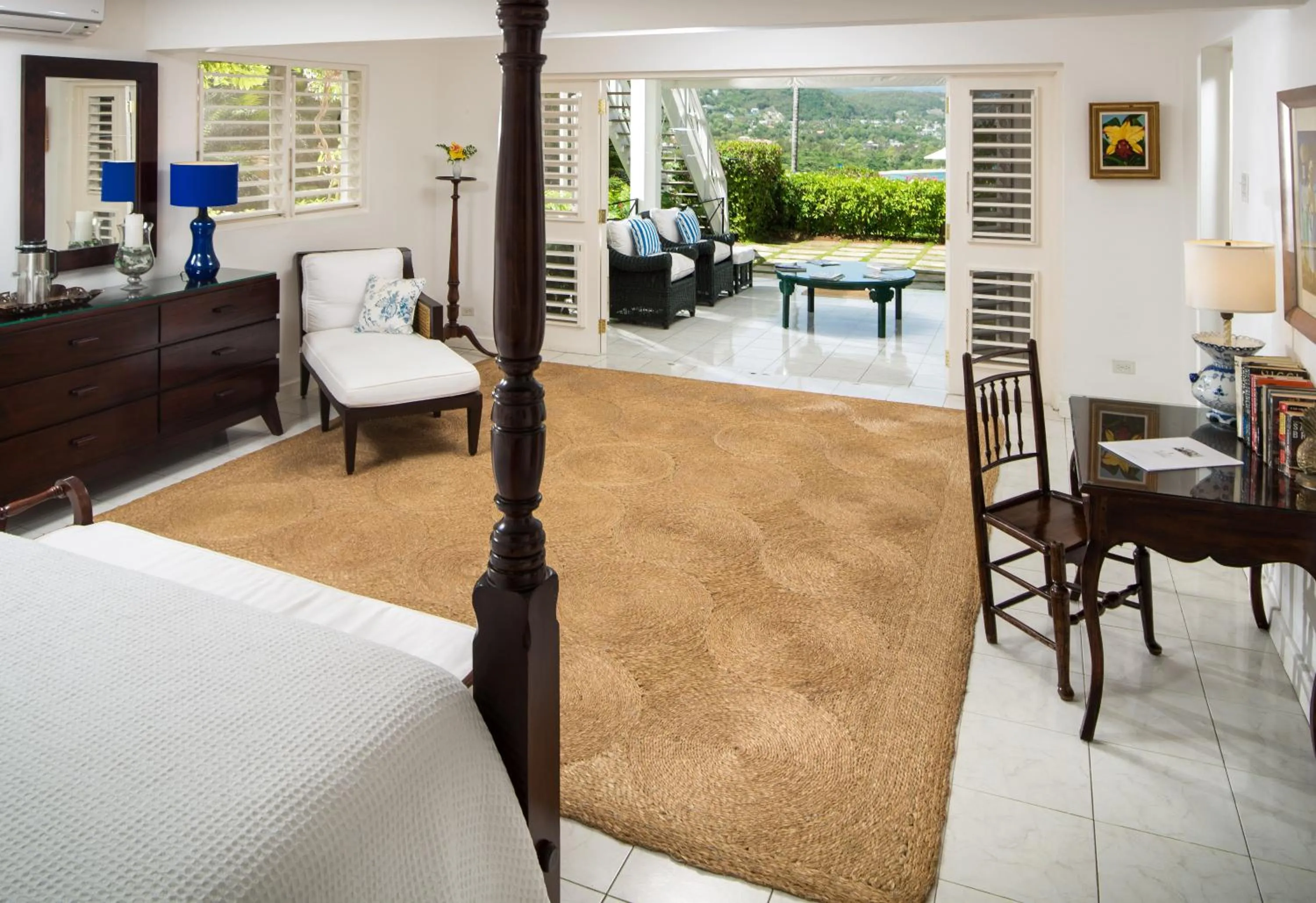 Living room, Bed in Round Hill Hotel & Villas