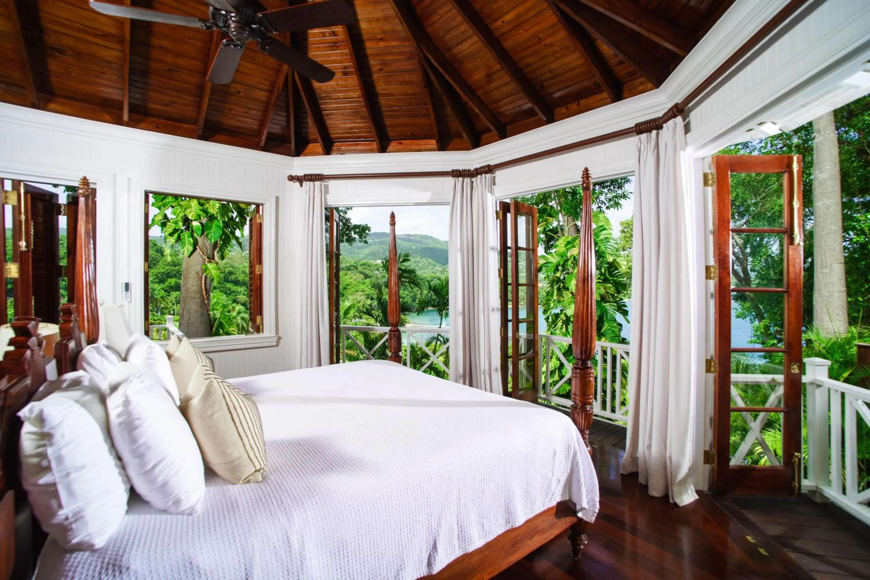 Bedroom, Bed in Round Hill Hotel & Villas