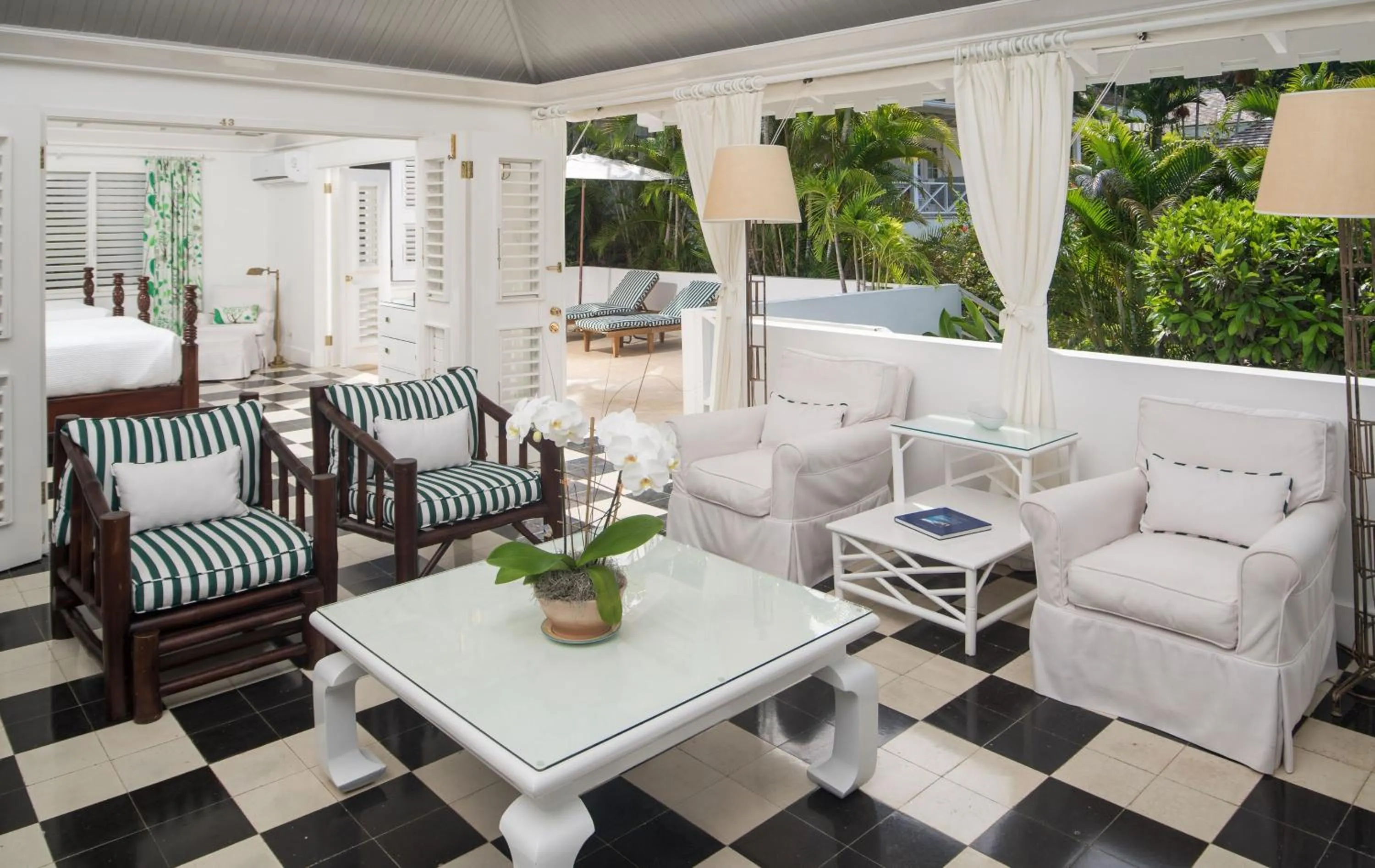 Seating area in Round Hill Hotel & Villas