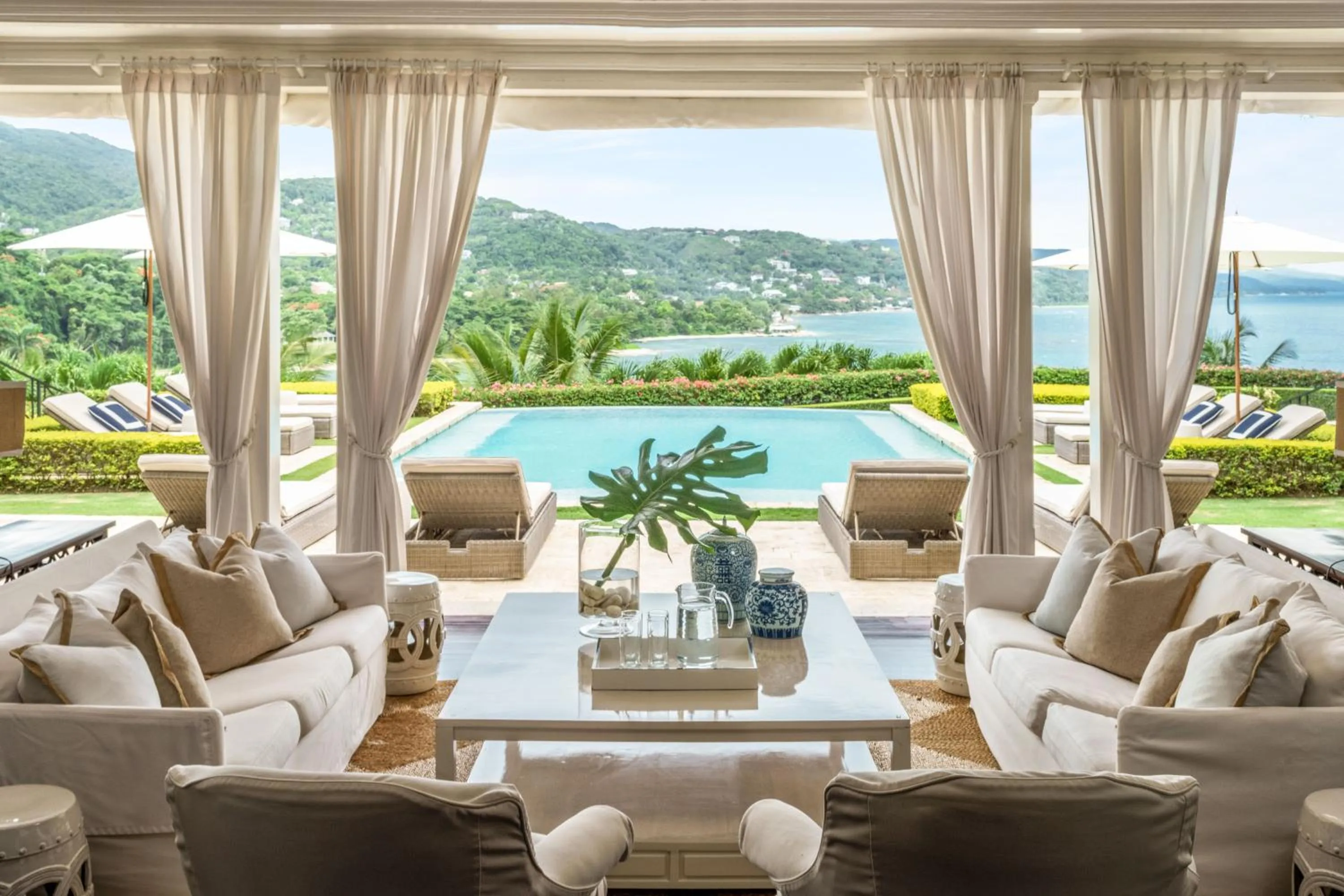 Seating area in Round Hill Hotel & Villas