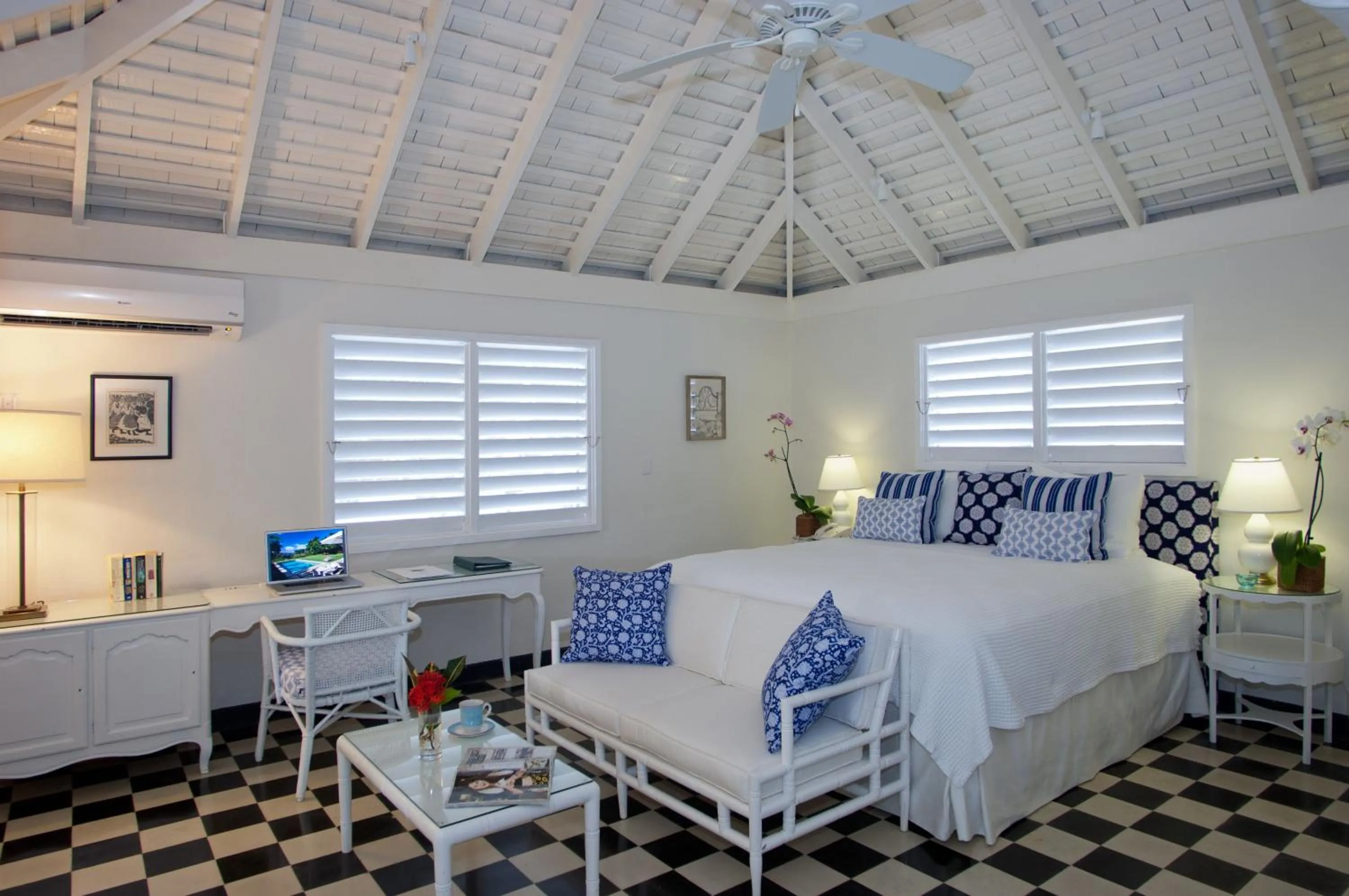 Living room, Bed in Round Hill Hotel & Villas