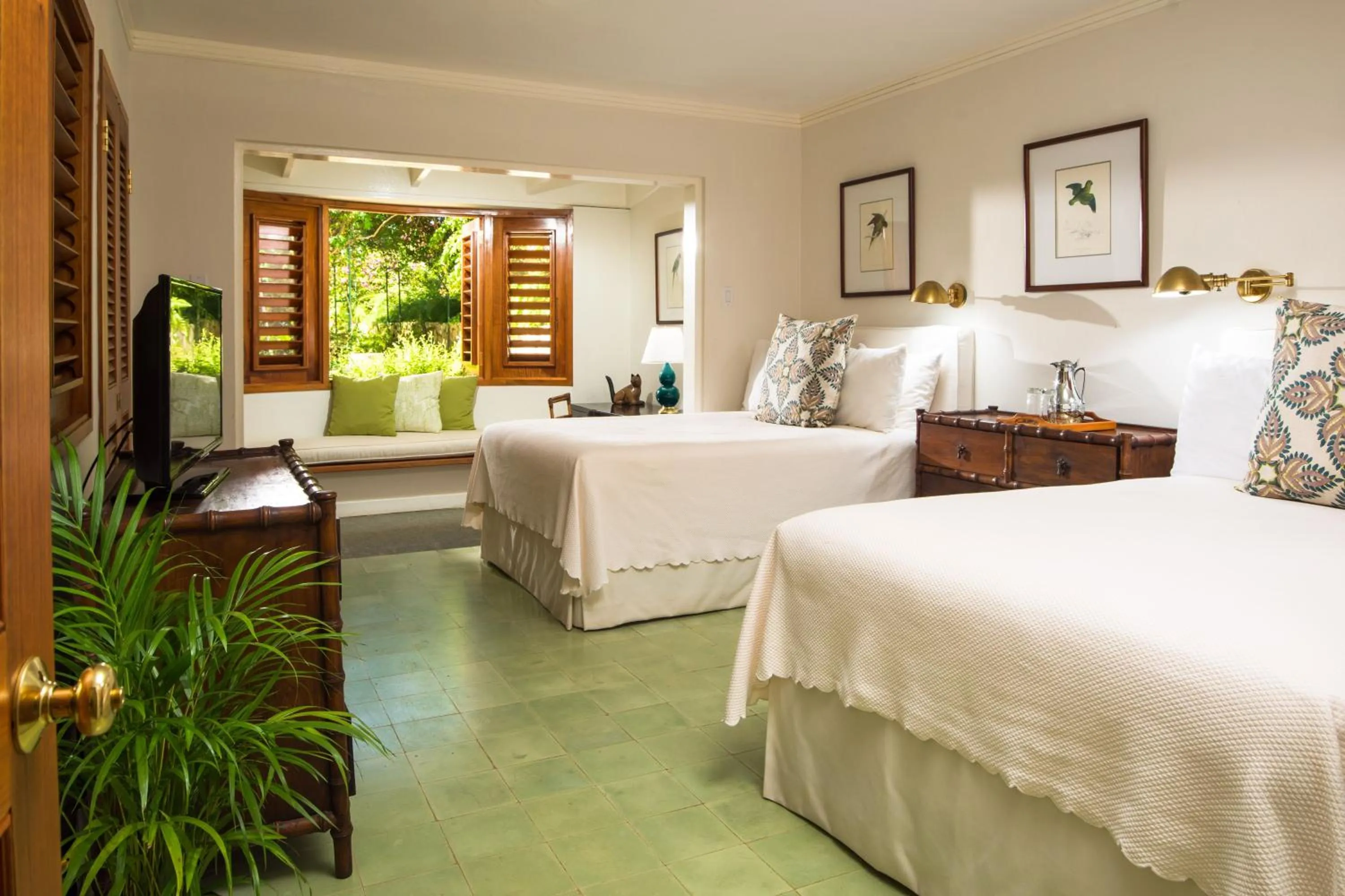 Bedroom, Bed in Round Hill Hotel & Villas