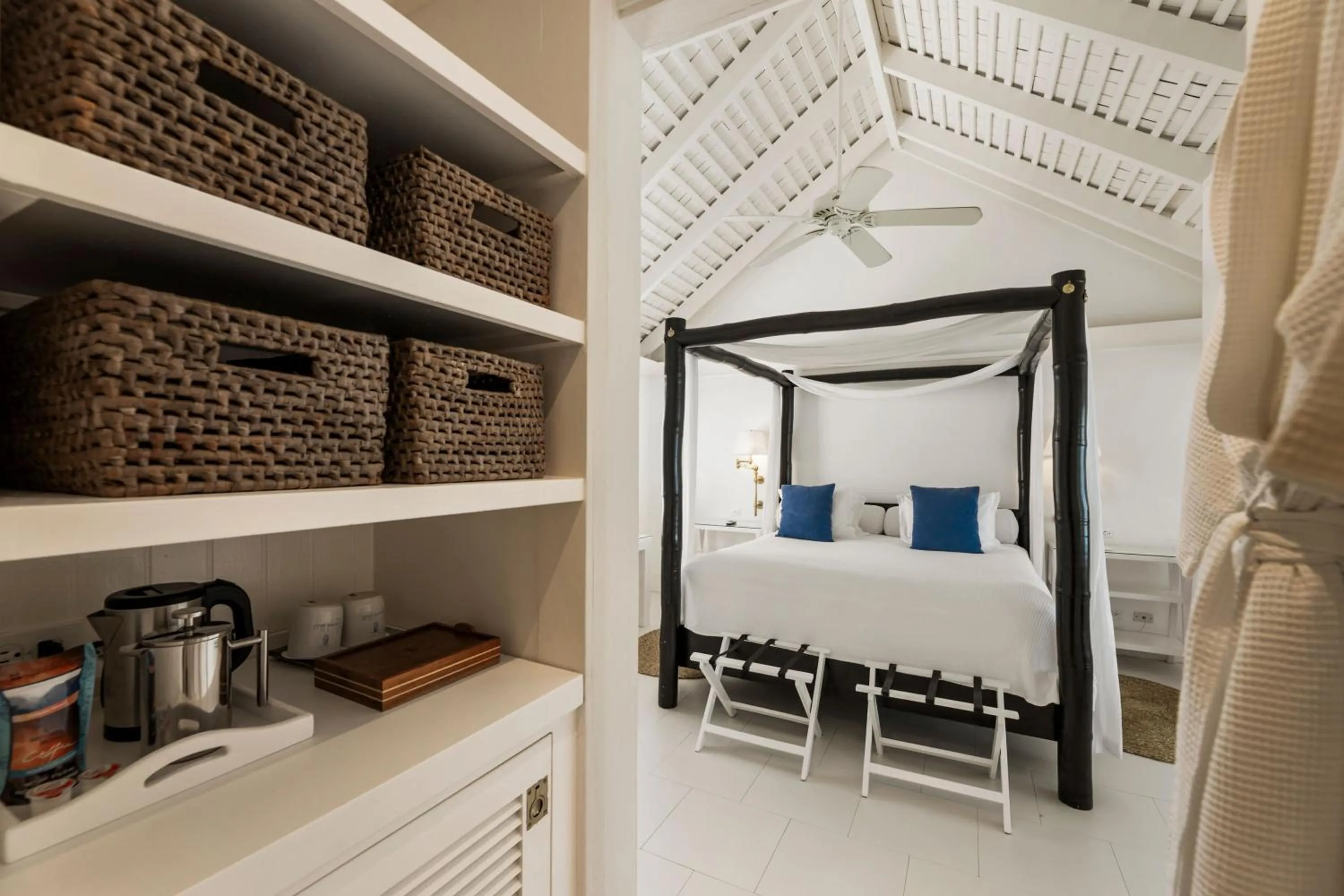 Bedroom, Bed in Round Hill Hotel & Villas