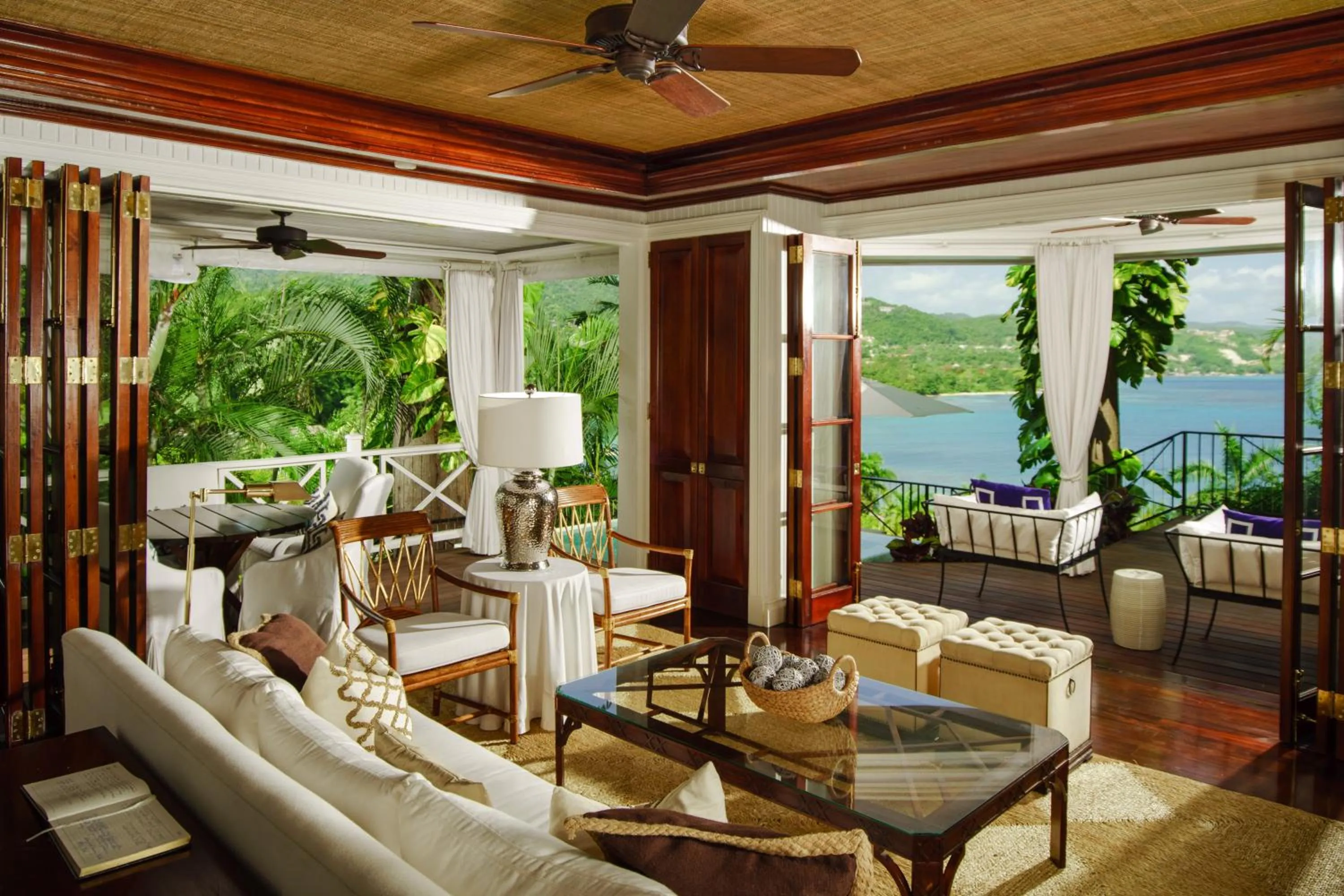 Living room in Round Hill Hotel & Villas