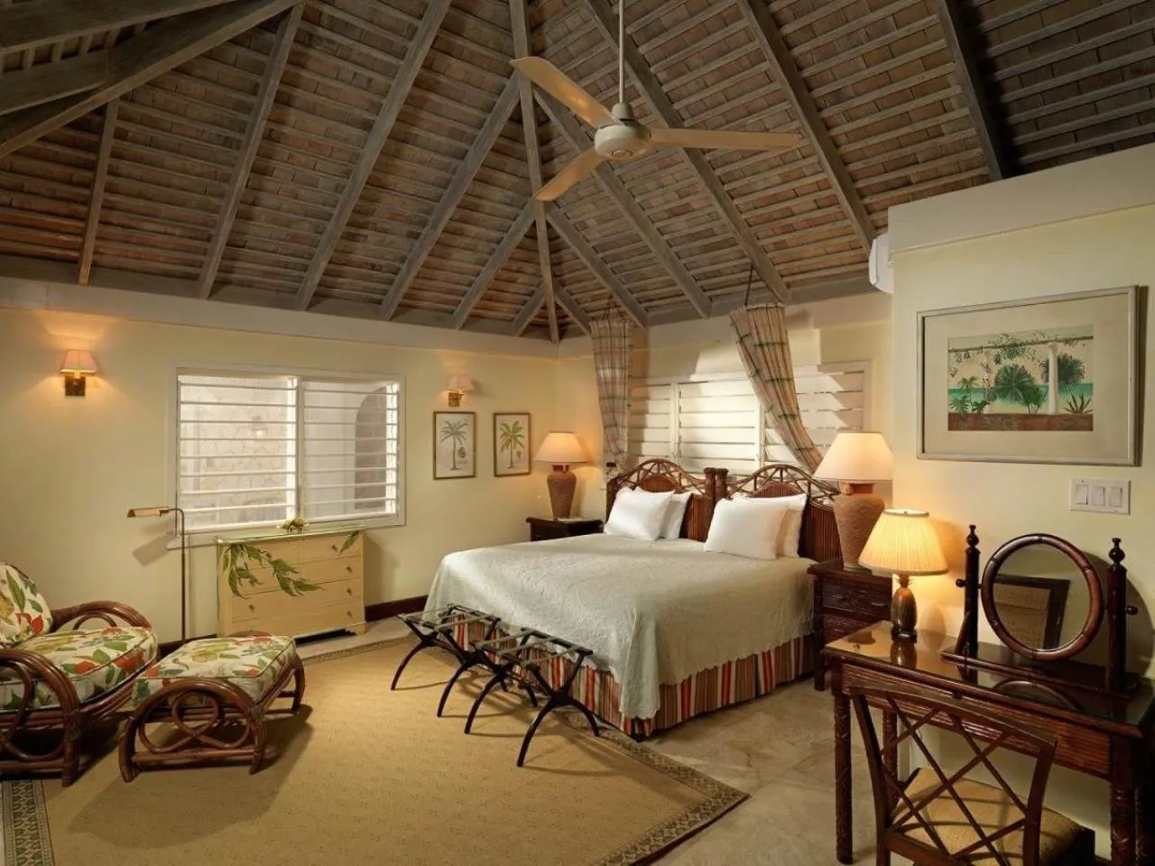 Bedroom, Bed in Round Hill Hotel & Villas