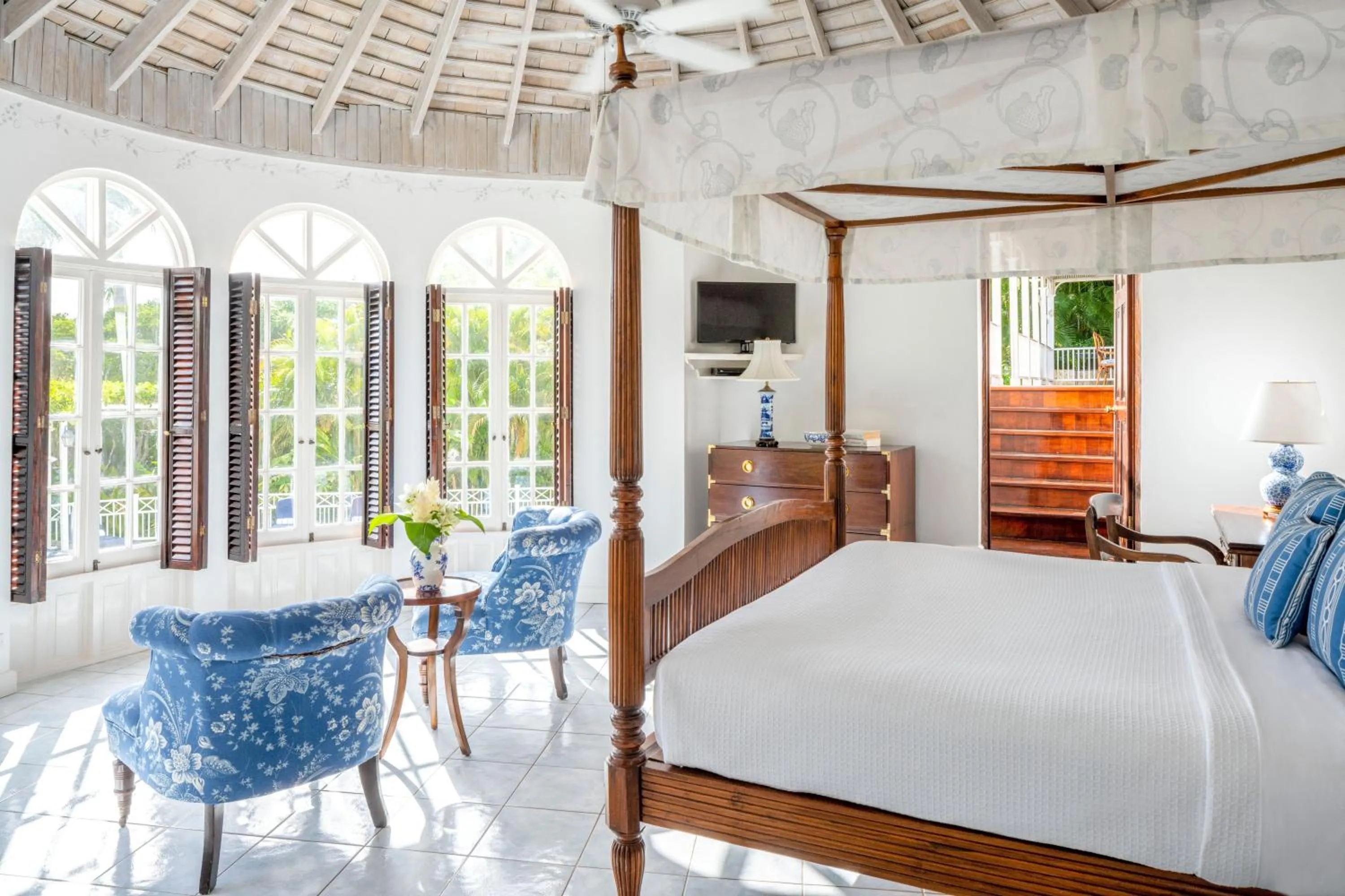 Bedroom, Bed in Round Hill Hotel & Villas