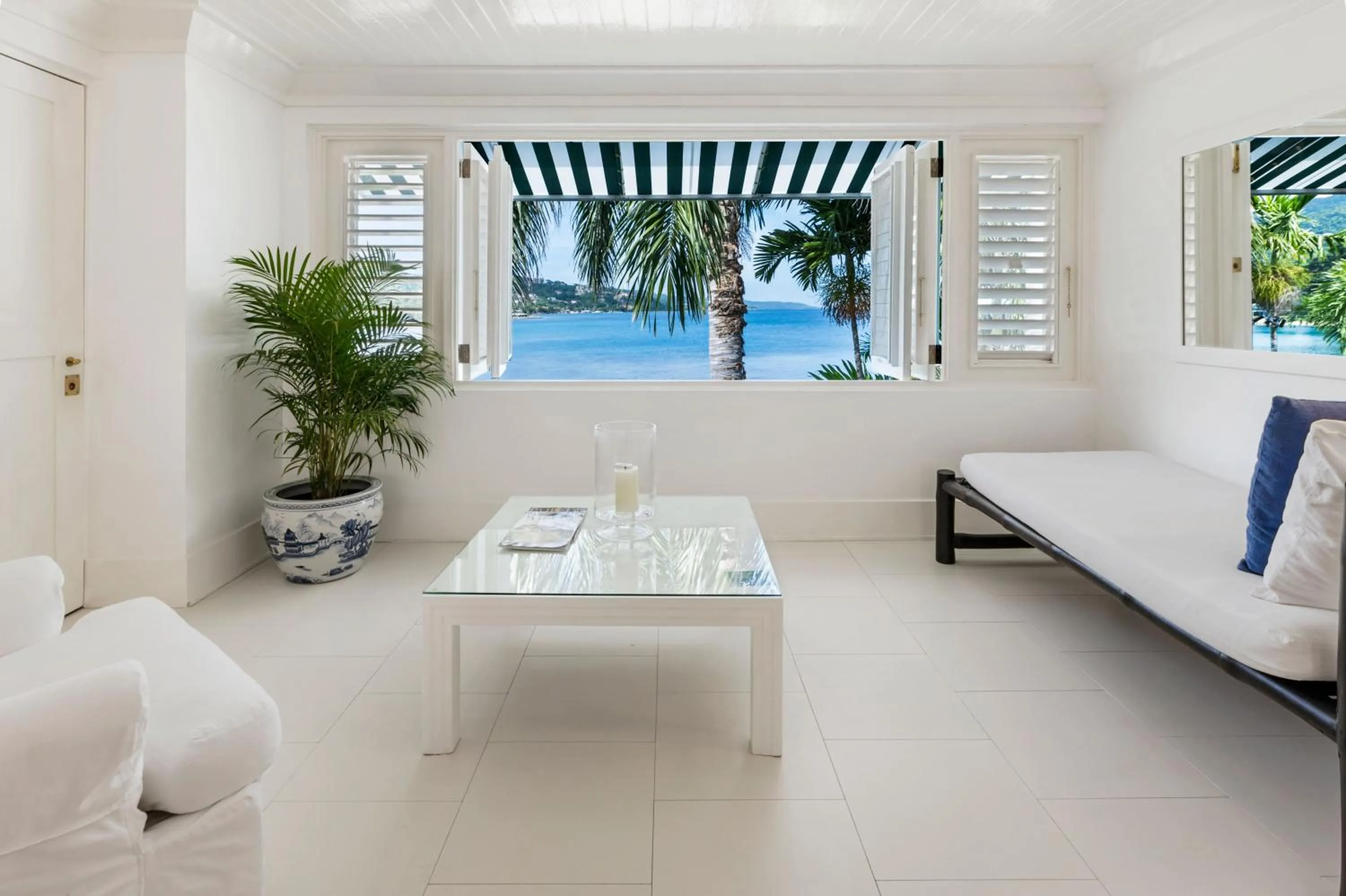 Seating area in Round Hill Hotel & Villas