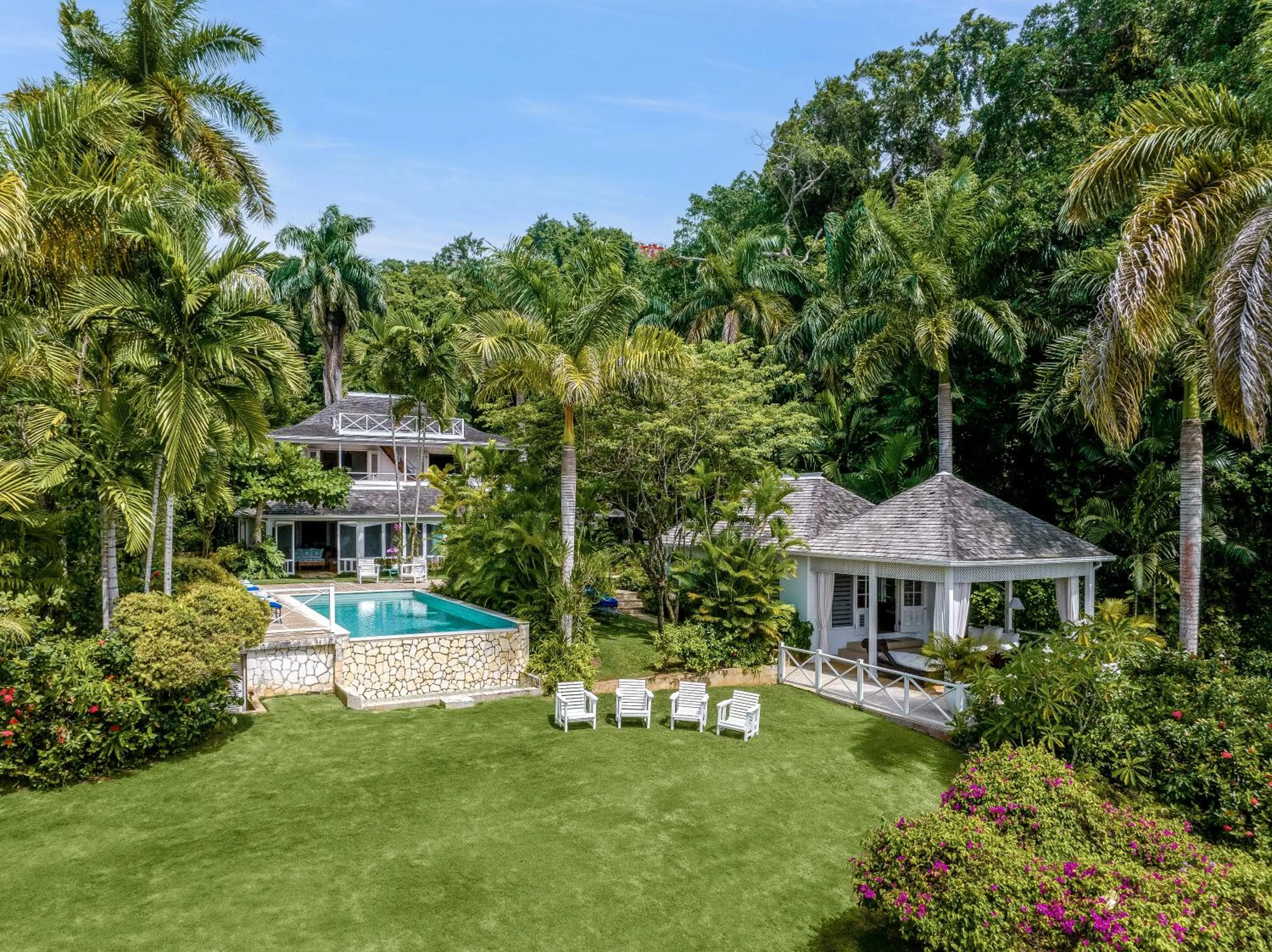 Day in Round Hill Hotel & Villas