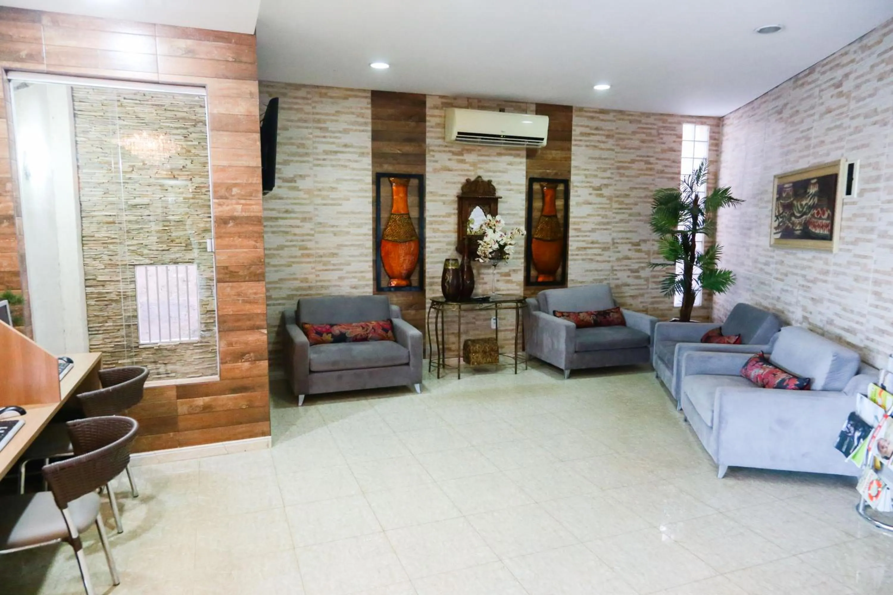 Lobby or reception in Larison Economy