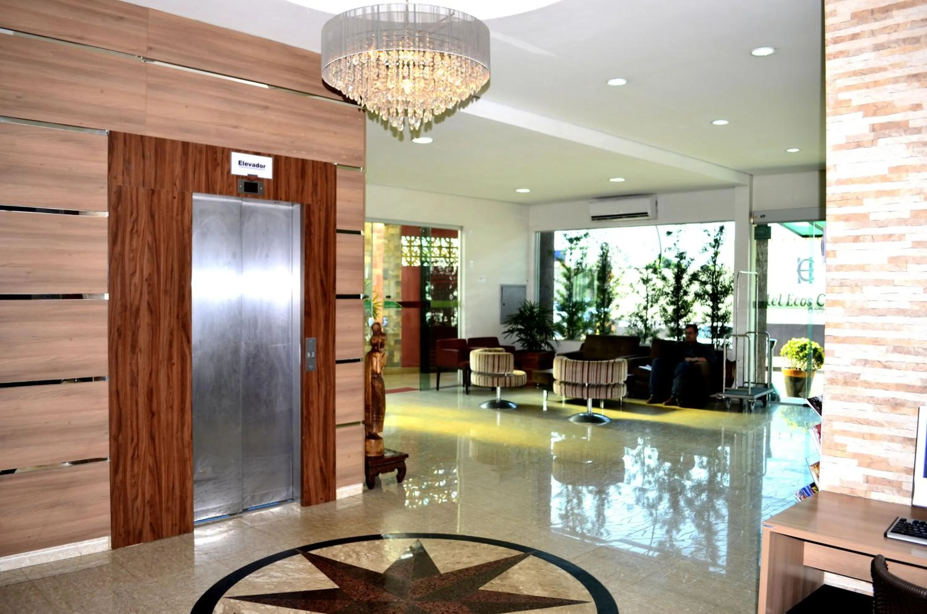 Lobby or reception in Larison Economy