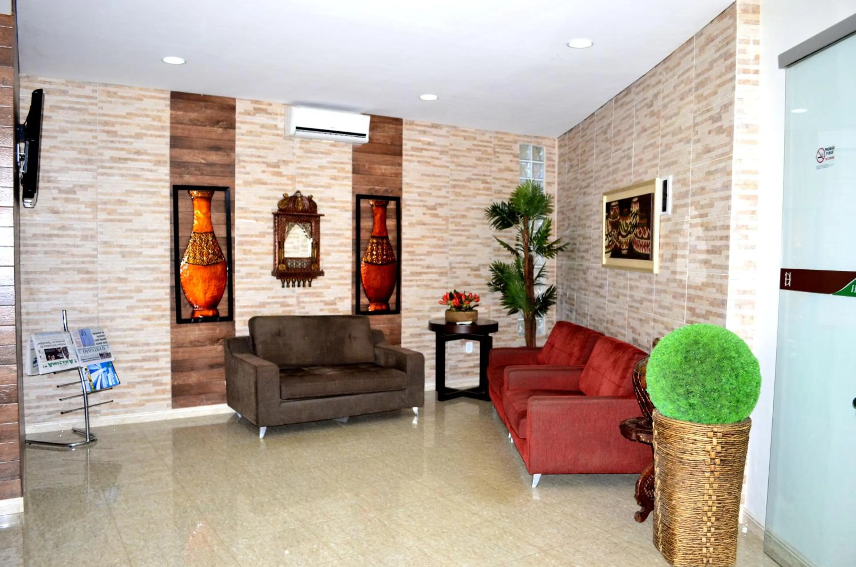 Lobby or reception in Larison Economy