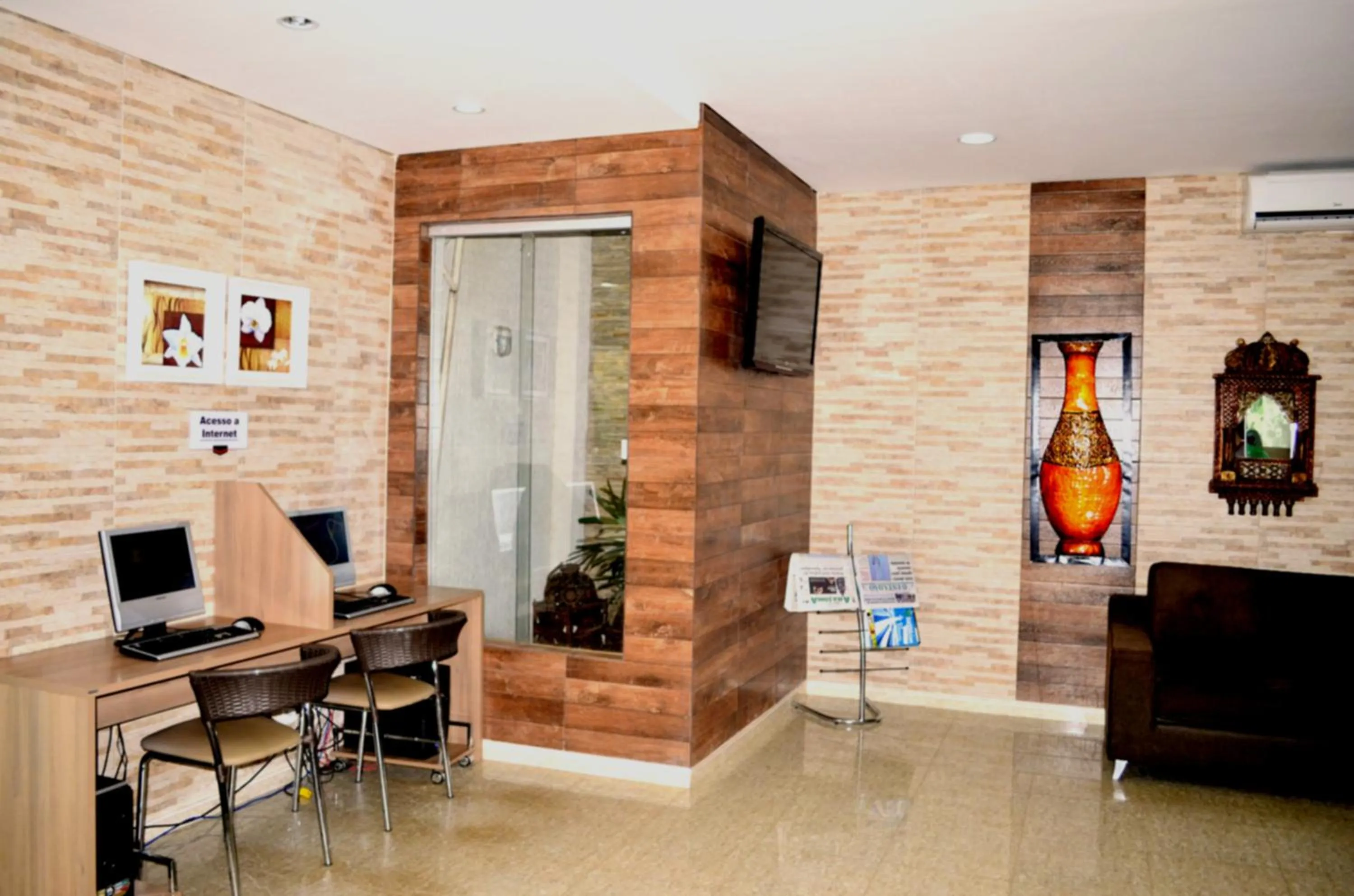 Lobby or reception in Larison Economy