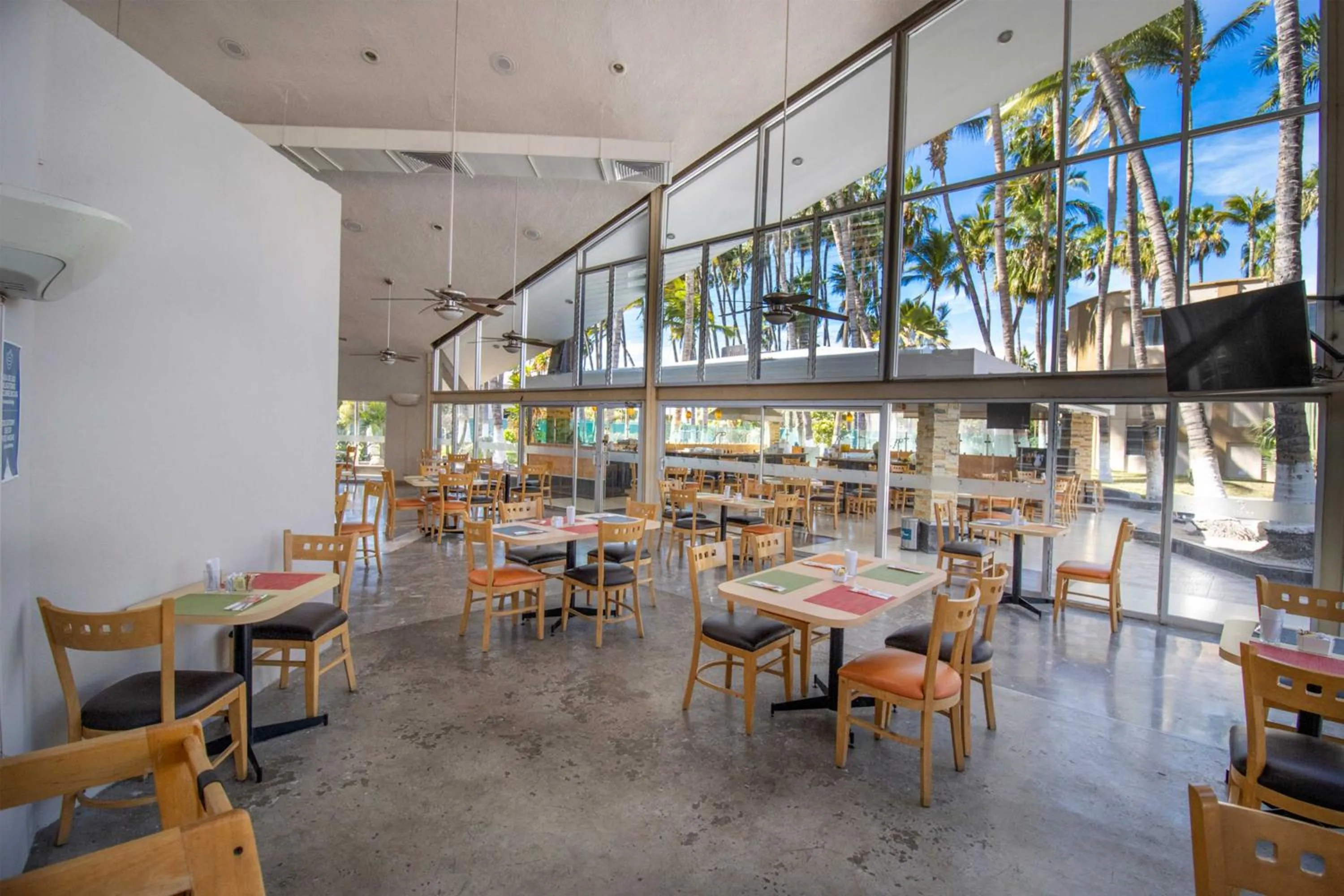 Restaurant/places to eat in Araiza Palmira Hotel y Centro de Convenciones