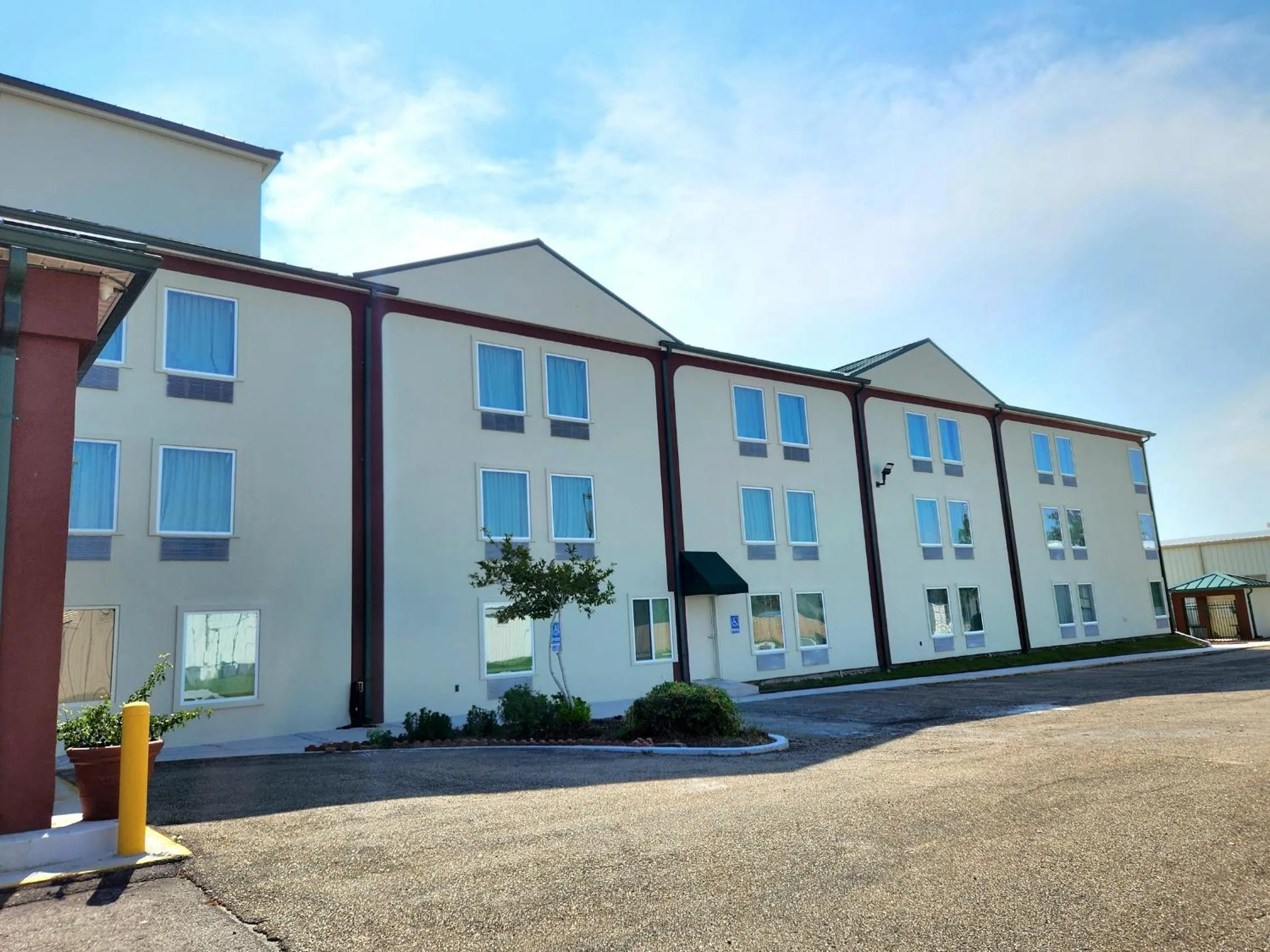 Property building in Days Inn by Wyndham LaPlace- New Orleans