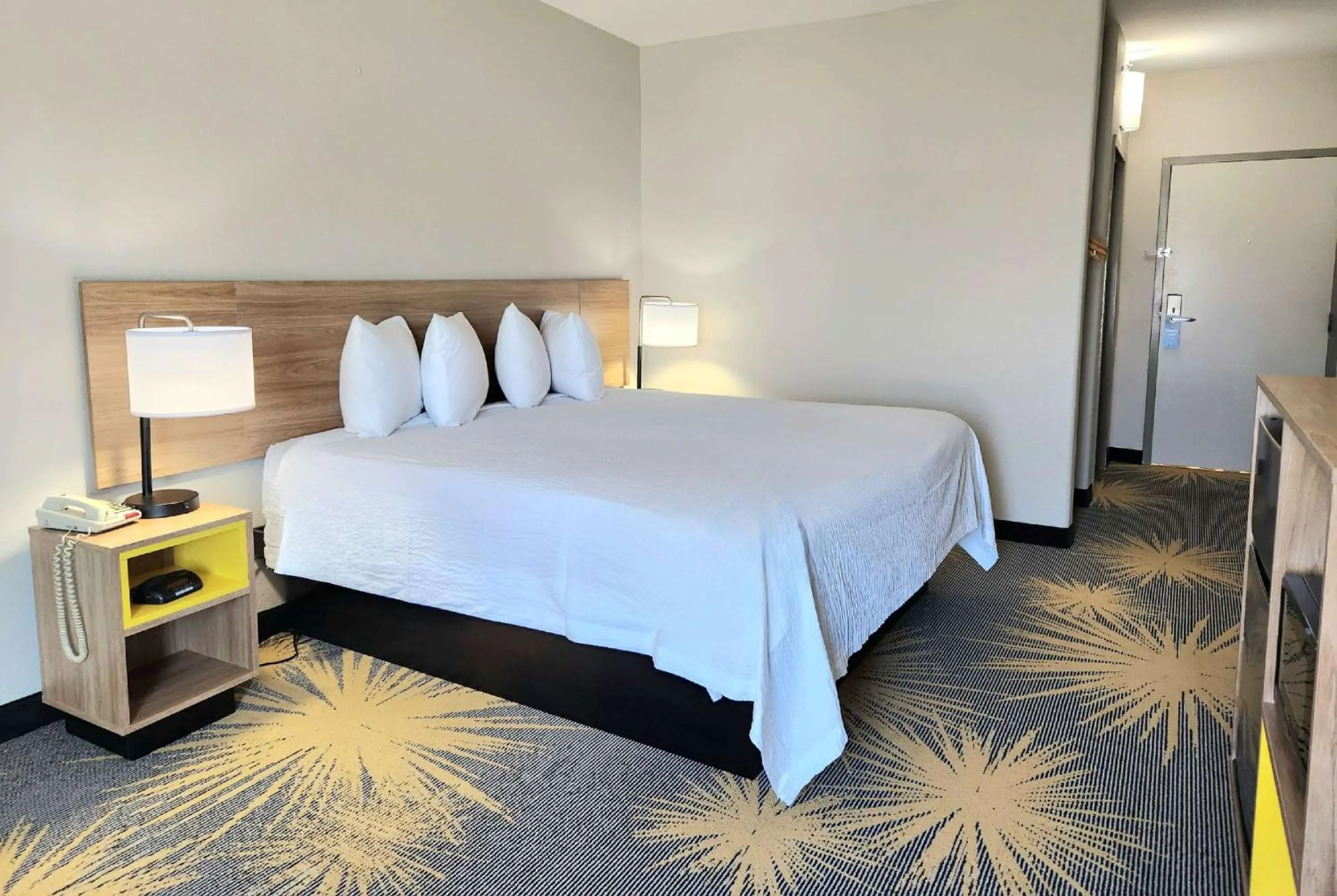 Photo of the whole room, Bed in Days Inn by Wyndham LaPlace- New Orleans