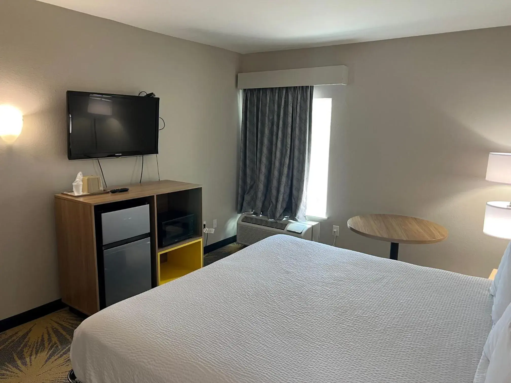 King Suite - Non-Smoking in Days Inn by Wyndham LaPlace- New Orleans King Suite - Non-Smoking in Days Inn by Wyndham LaPlace- New Orleans