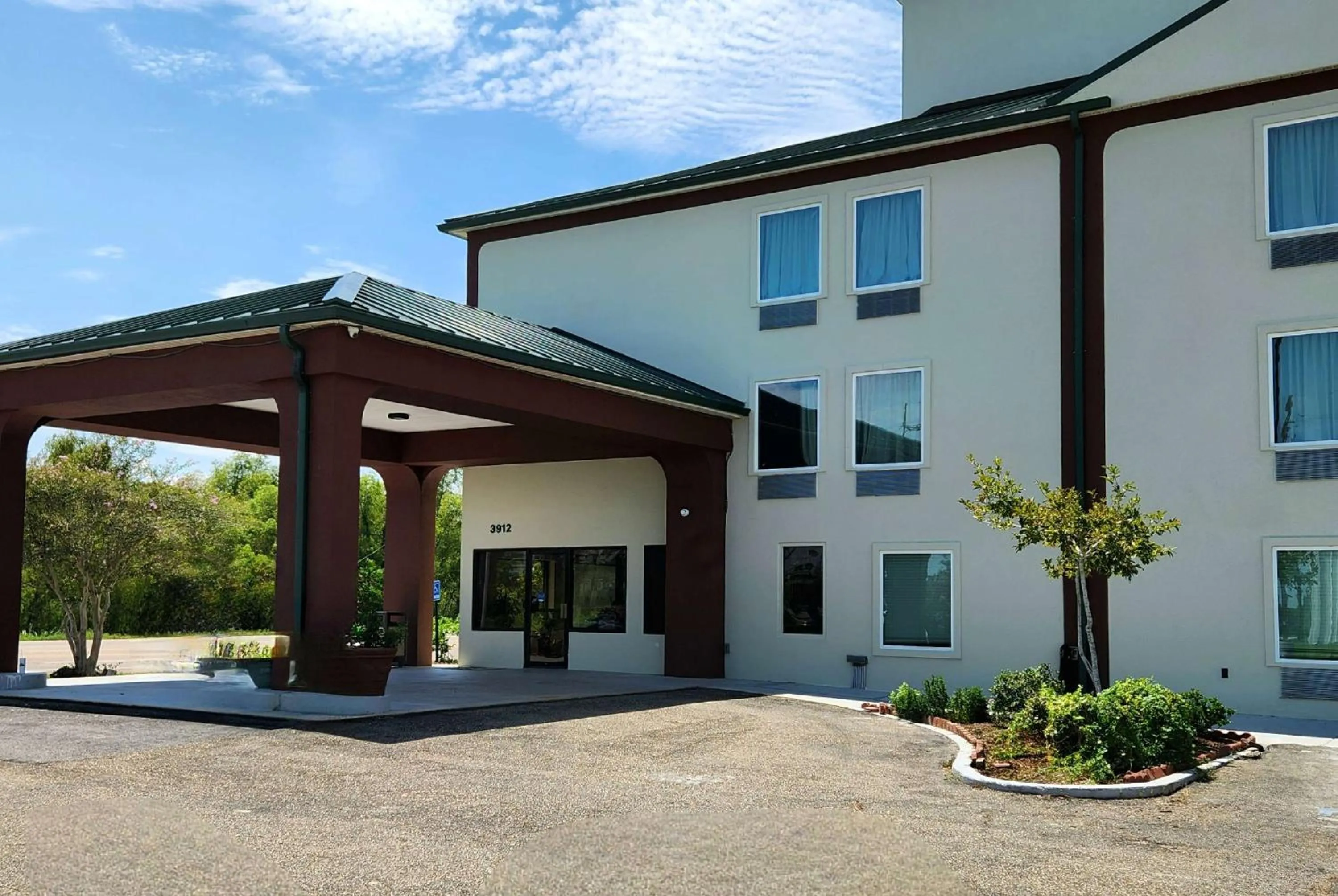 Property building in Days Inn by Wyndham LaPlace- New Orleans
