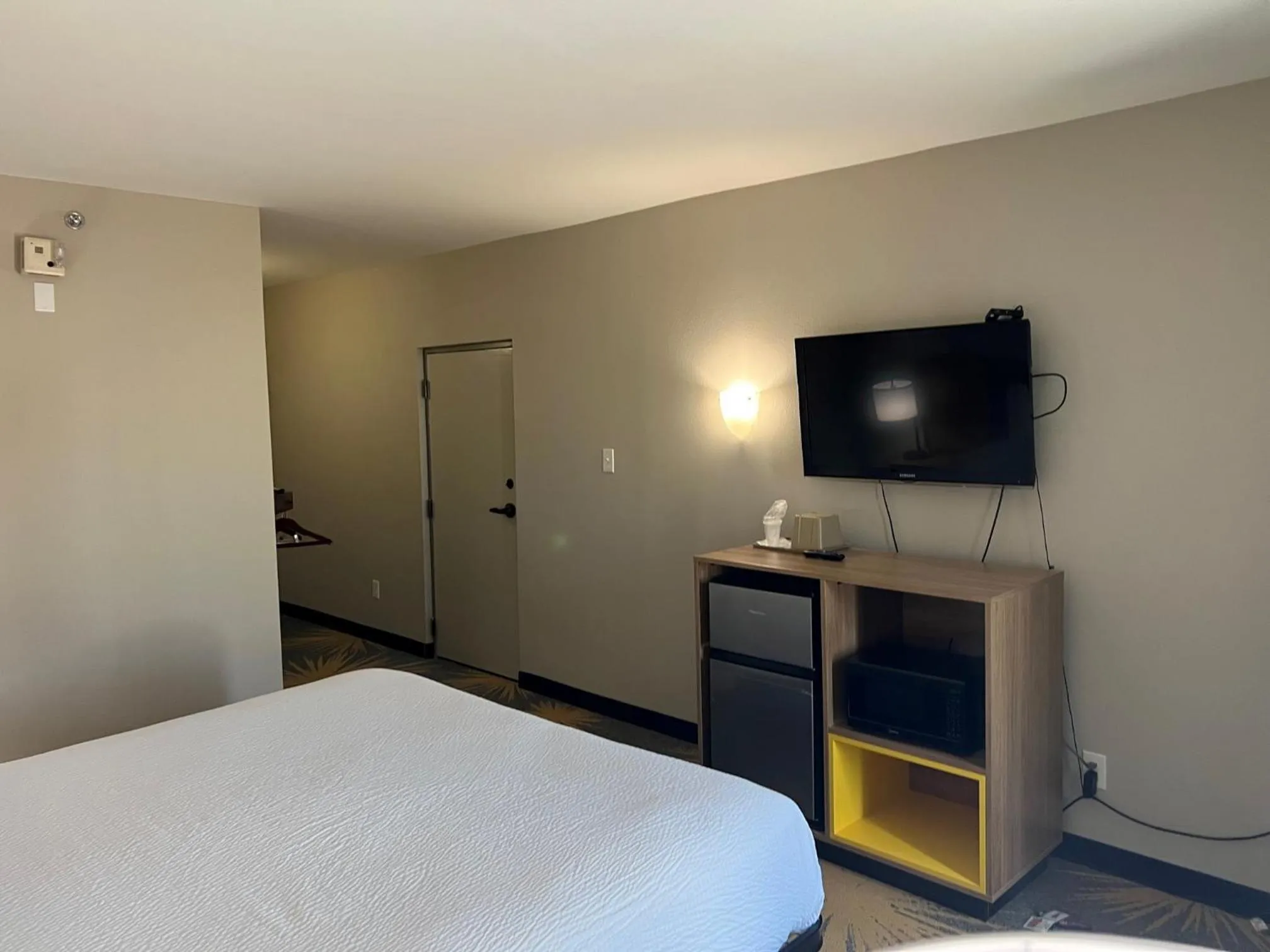 Bedroom, Bed in Days Inn by Wyndham LaPlace- New Orleans