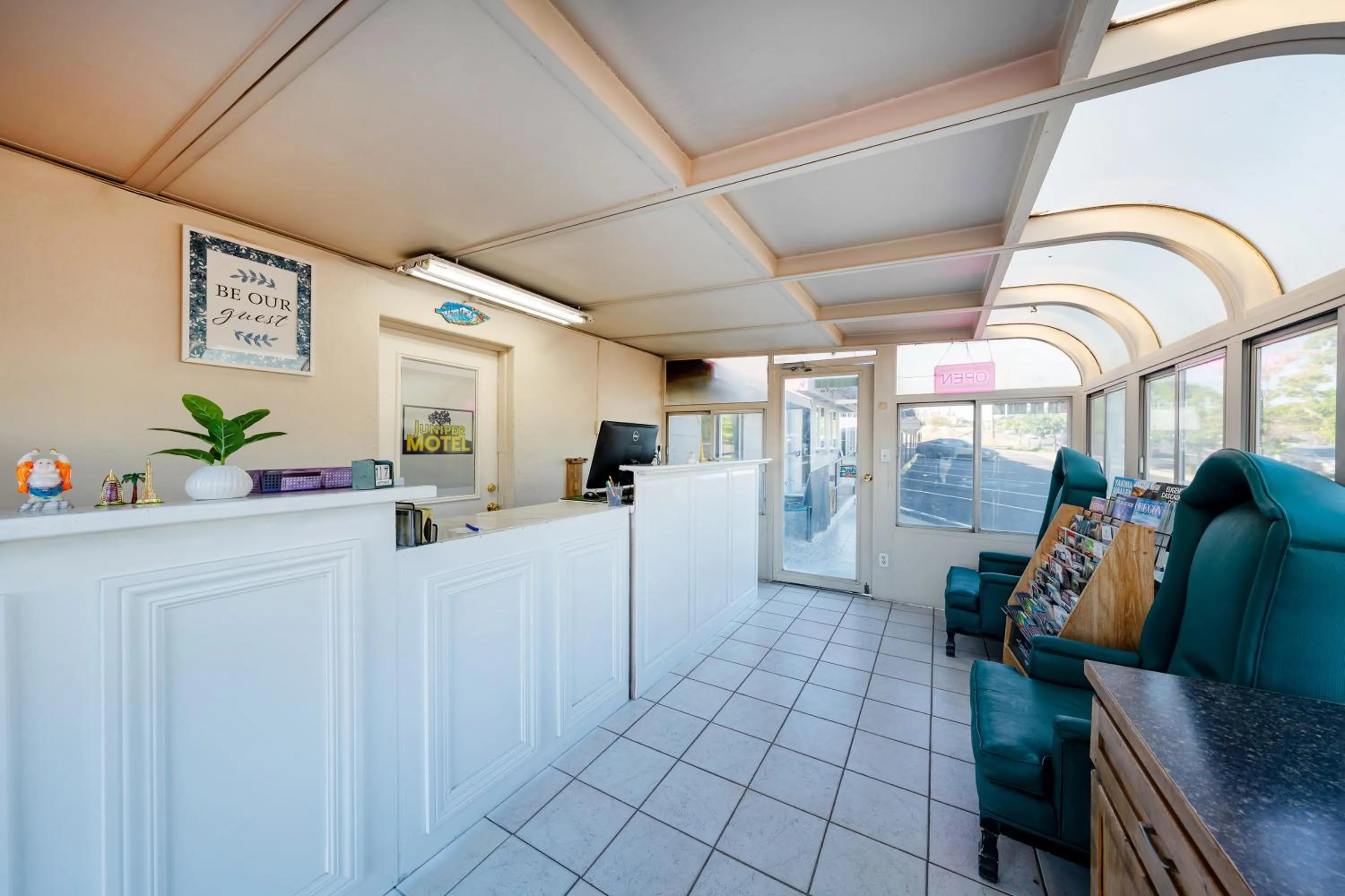 Lobby or reception in Juniper Motel Madras by Townhouse