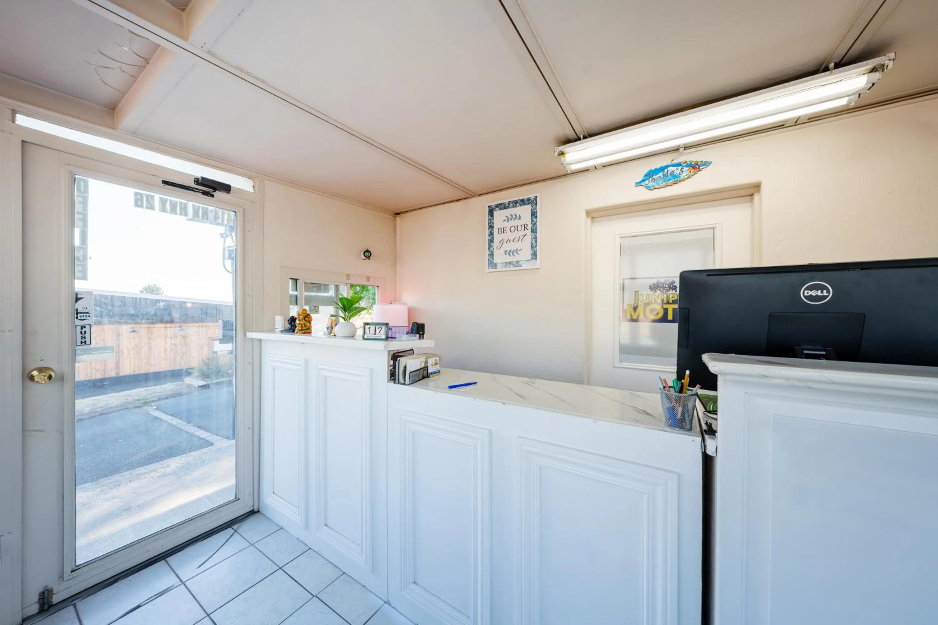 Lobby or reception in Juniper Motel Madras by Townhouse