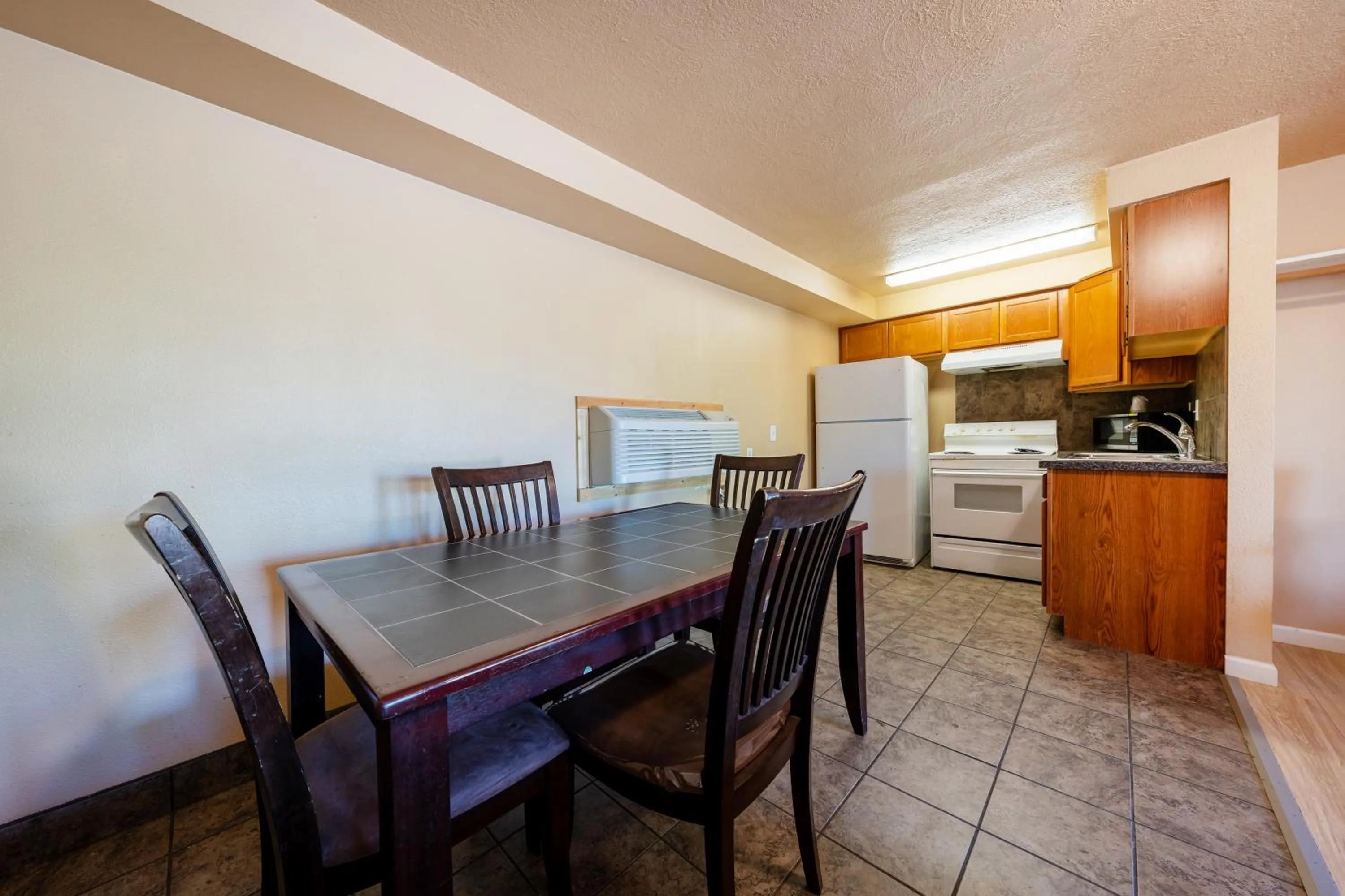 Kitchen or kitchenette in Juniper Motel Madras by Townhouse