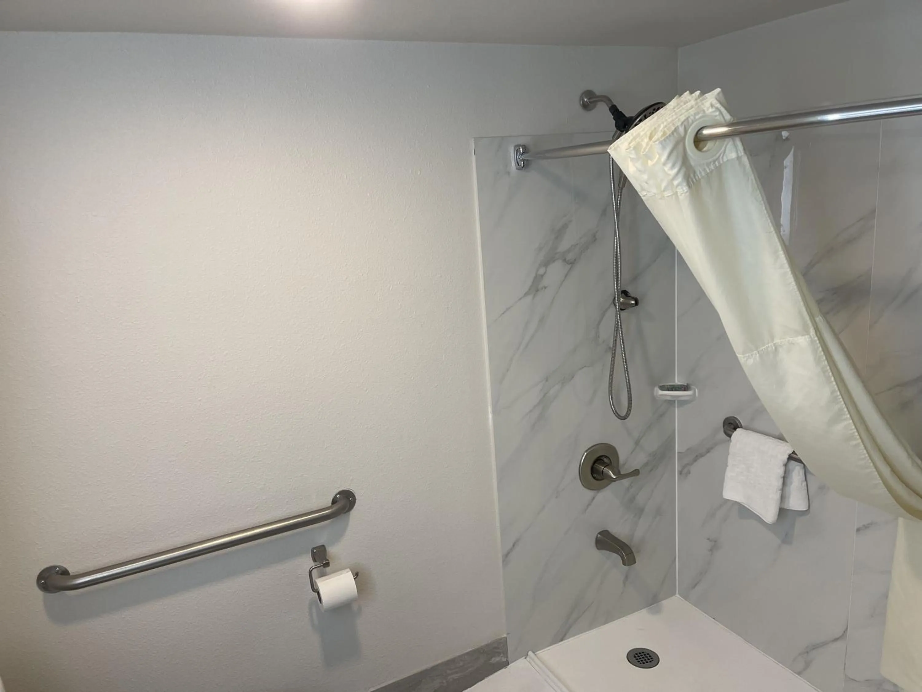 Shower in Best Western Westgate Inn