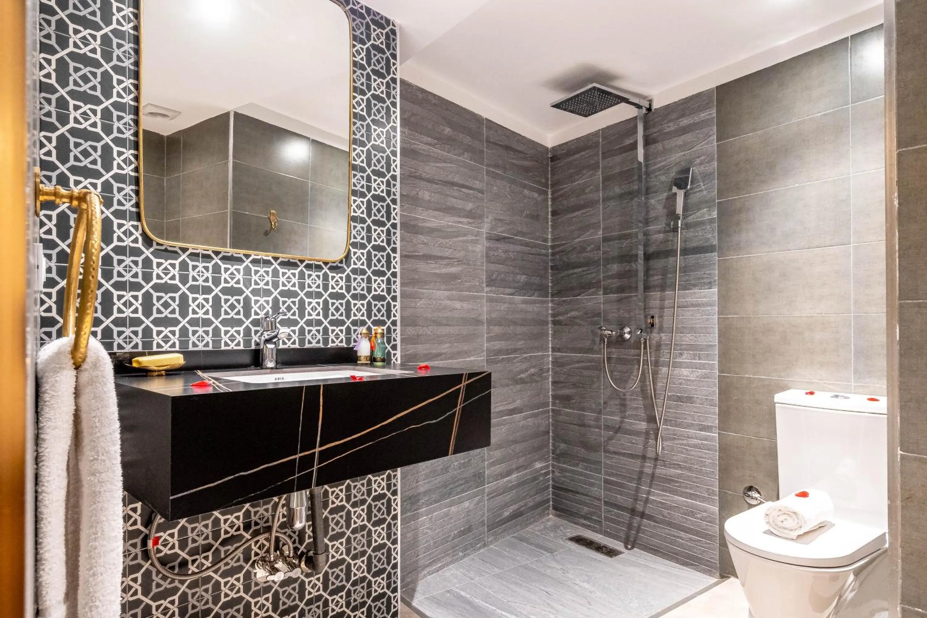 Shower in Riad Hamdane Rooftop & SPA