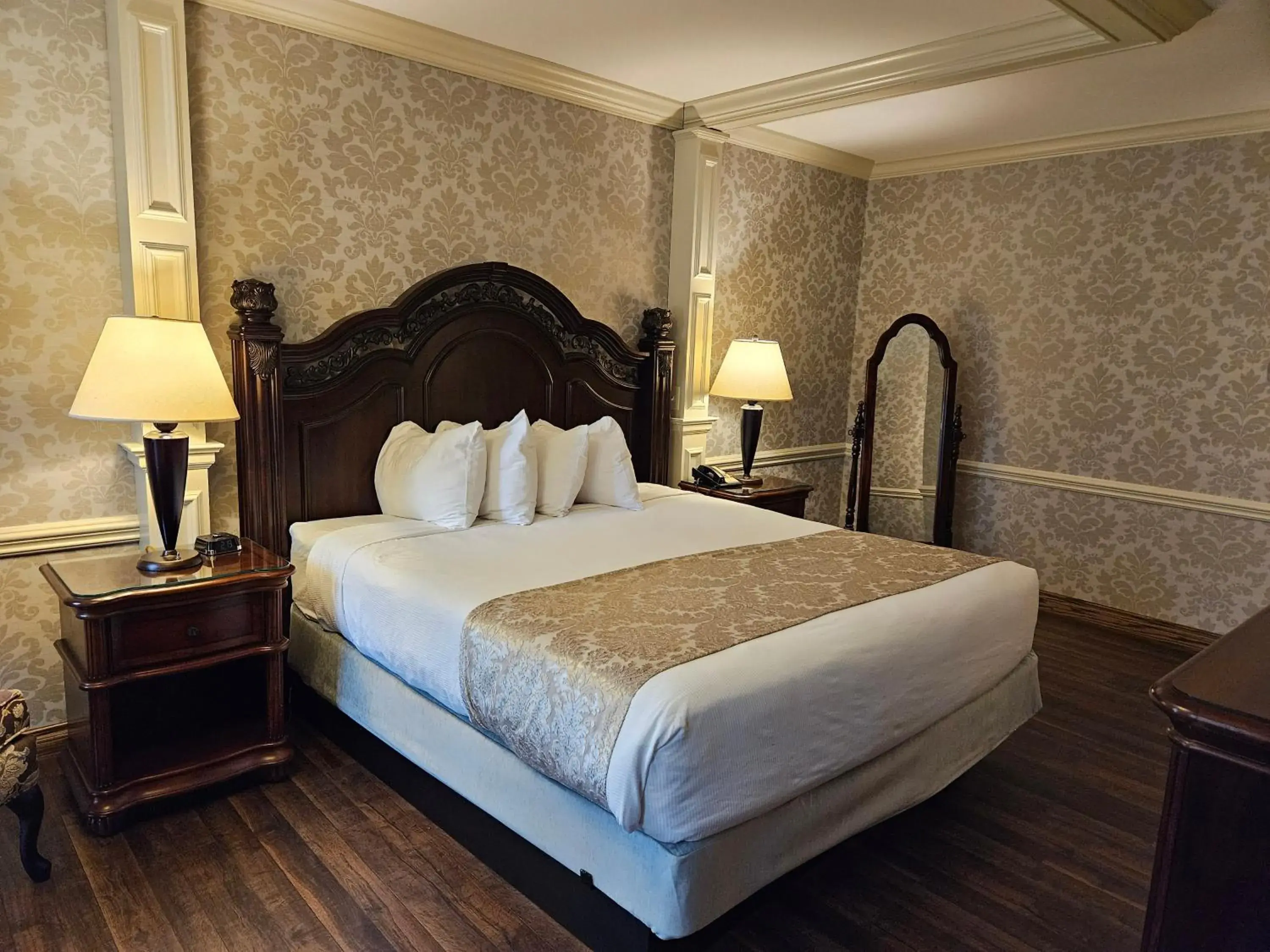 Deluxe King Room in Fulton Steamboat Inn Deluxe King Room in Fulton Steamboat Inn