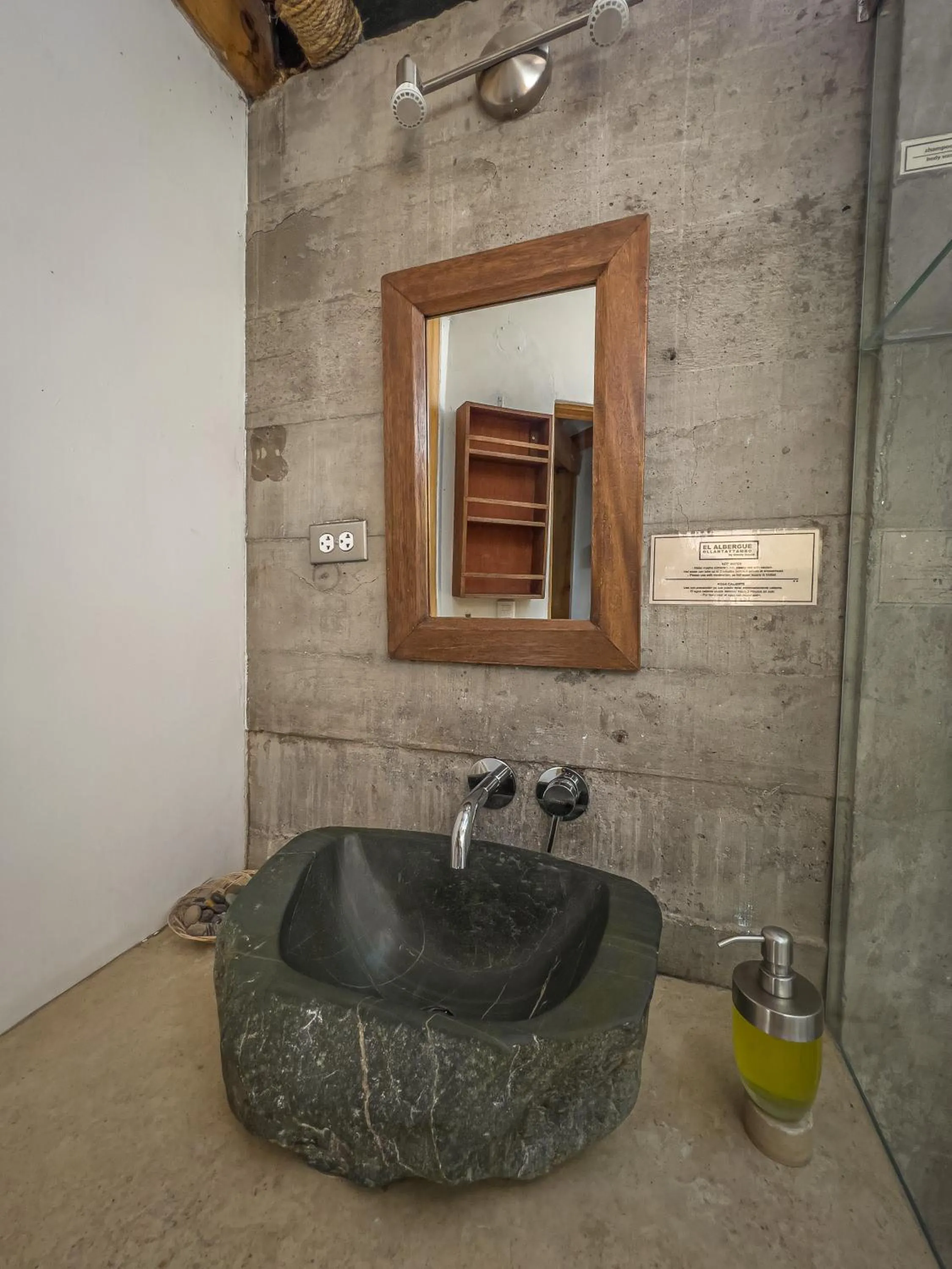 Bathroom in El Albergue Ollantaytambo