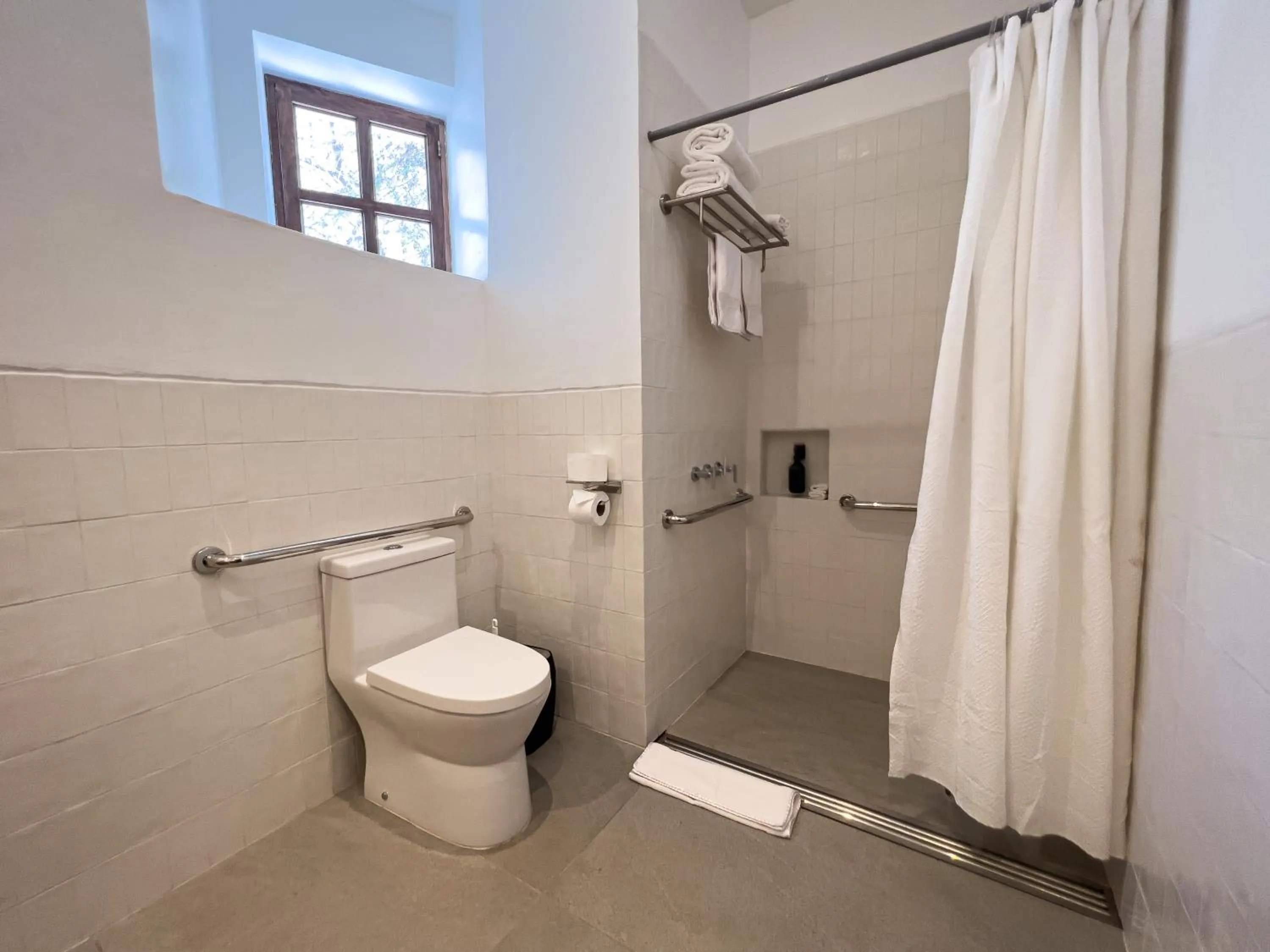 Bathroom in El Albergue Ollantaytambo