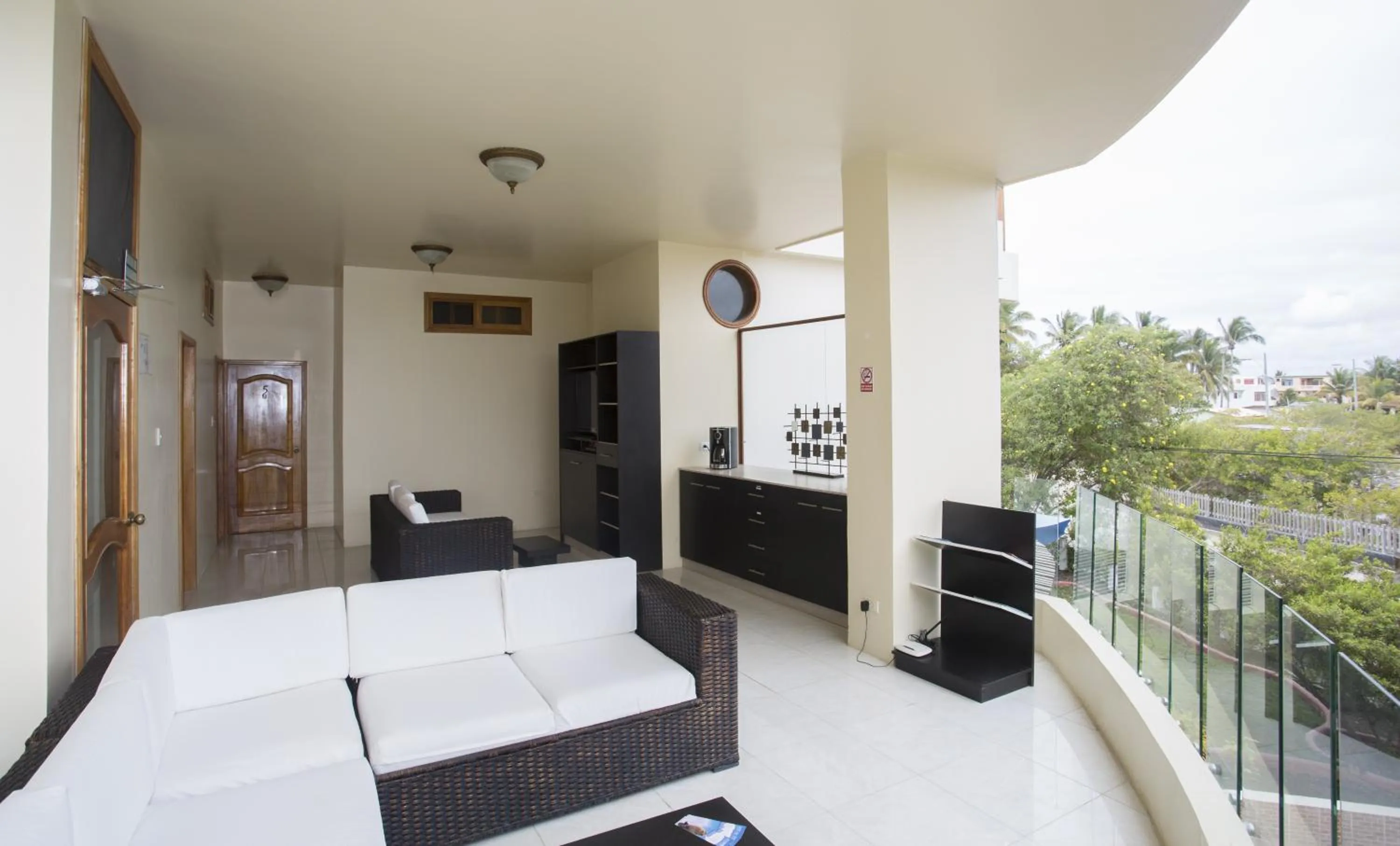 Communal lounge/ TV room, Bed in Hotel La Laguna Galapagos