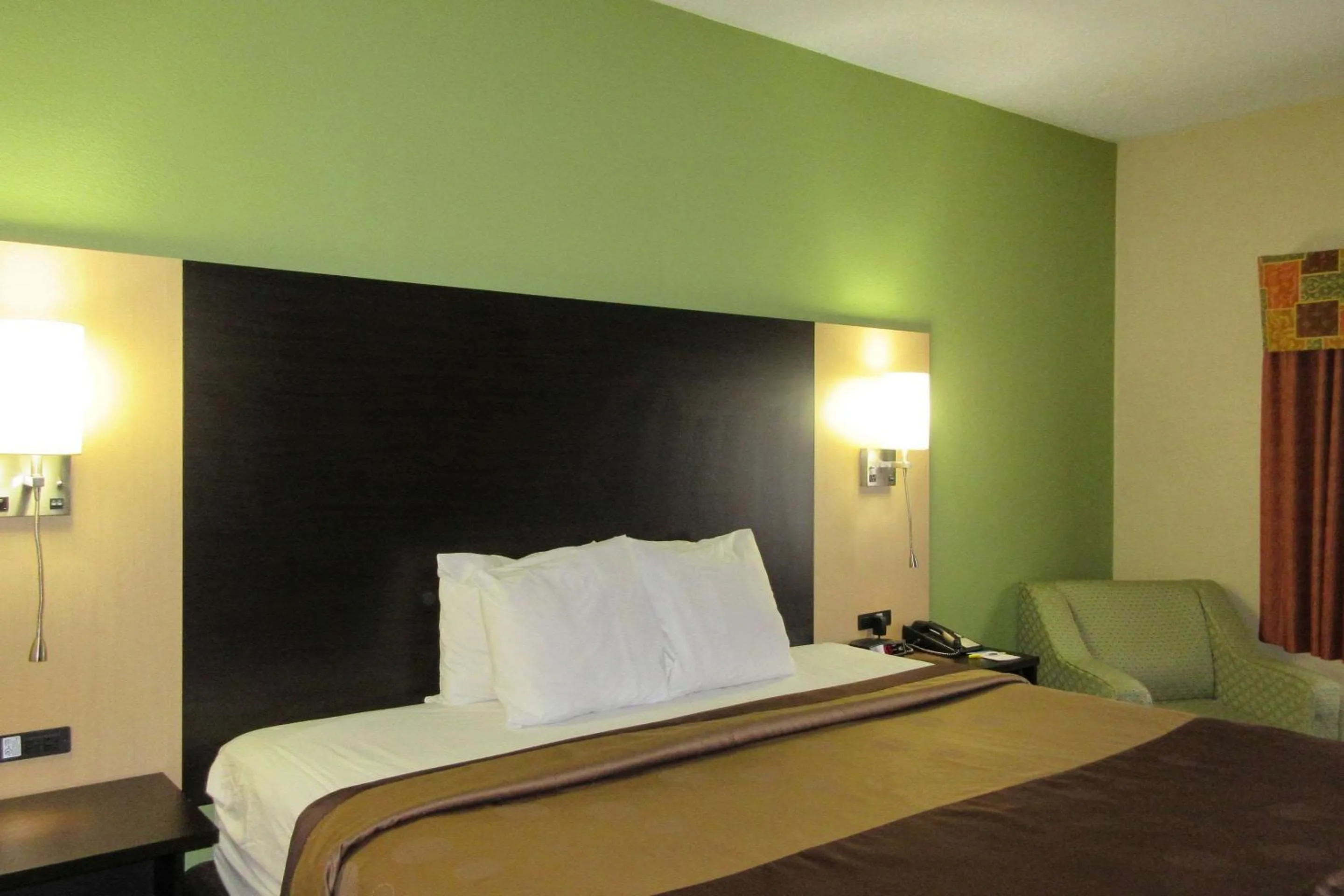 Photo of the whole room, Bed in Quality Inn & Suites Benton Harbor - St Joseph