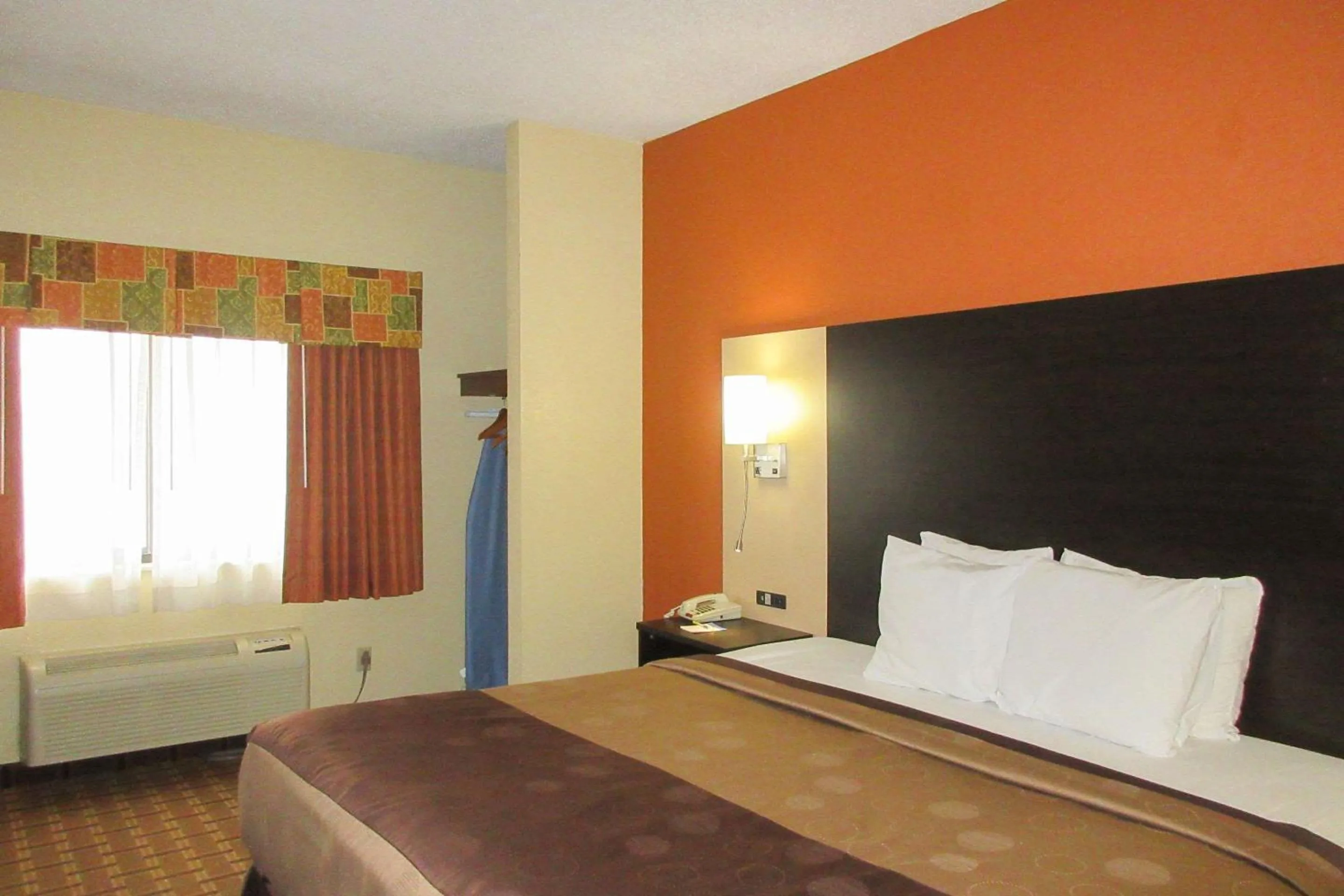 Photo of the whole room, Bed in Quality Inn & Suites Benton Harbor - St Joseph