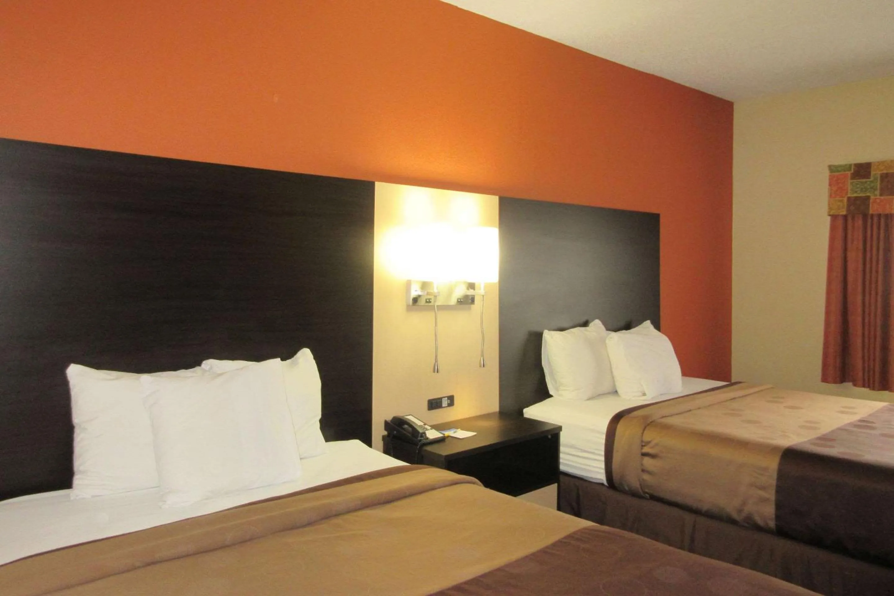Photo of the whole room, Bed in Quality Inn & Suites Benton Harbor - St Joseph