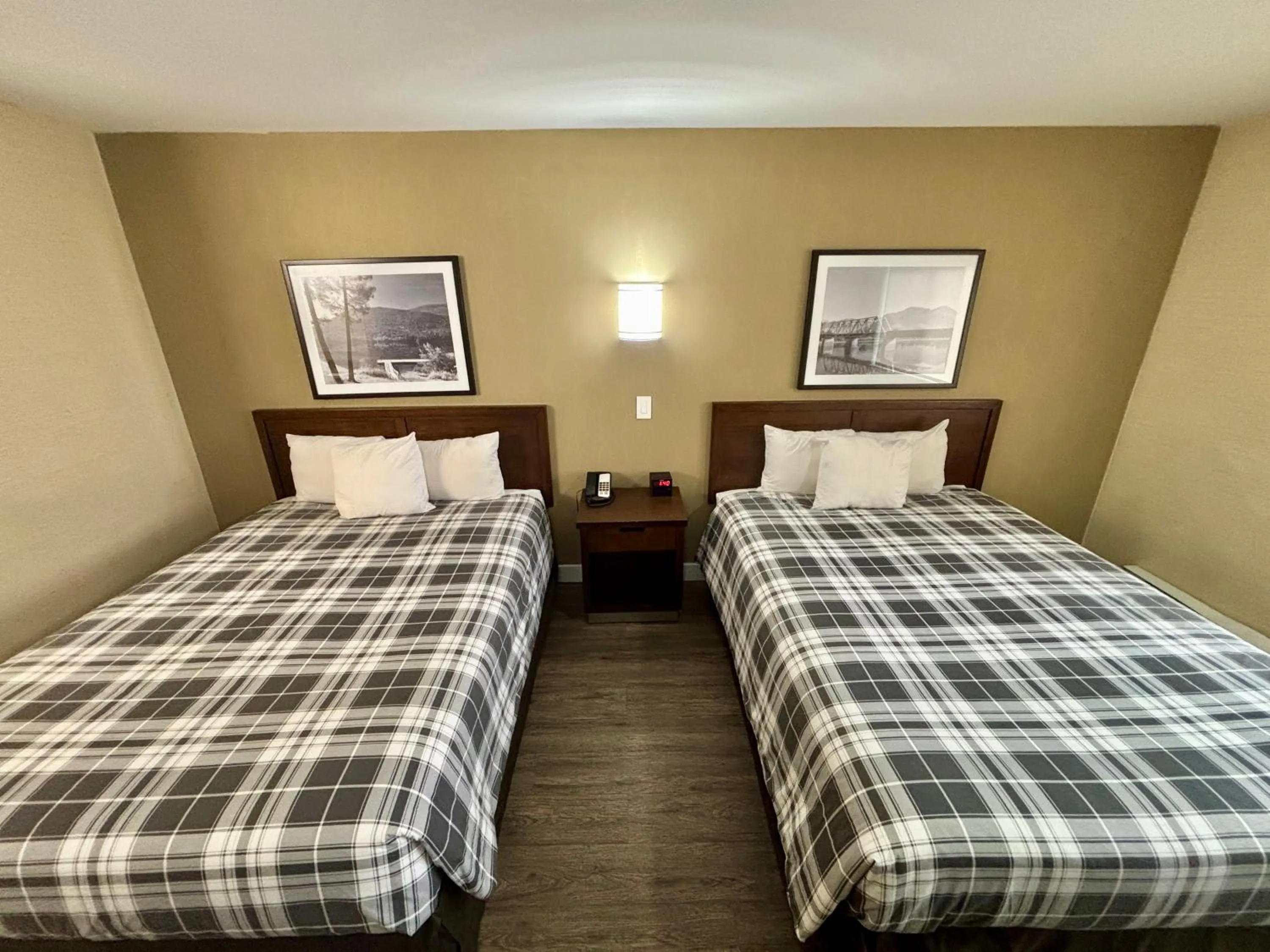 Bed in Rodeway Inn & Suites