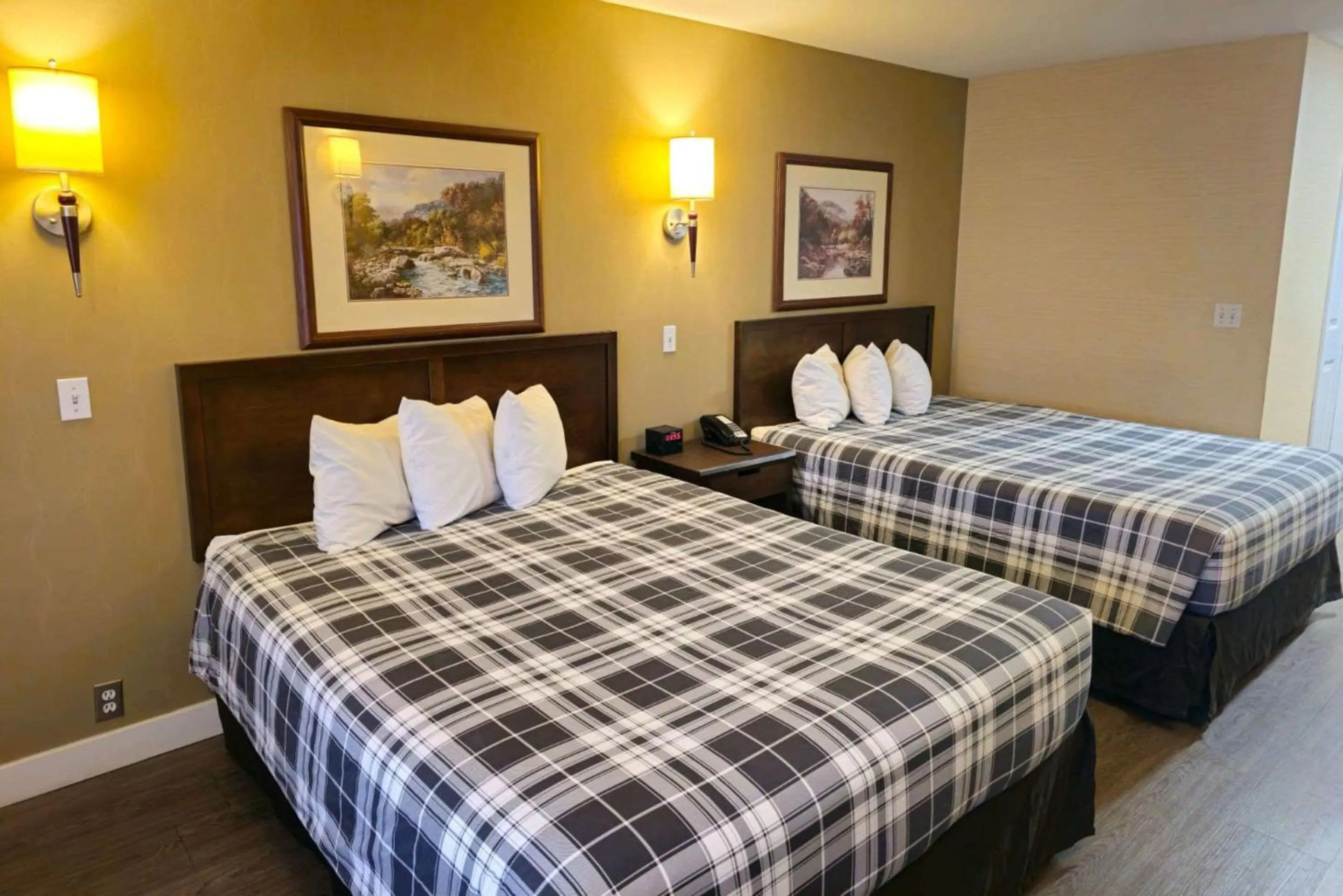 Bedroom, Bed in Rodeway Inn & Suites