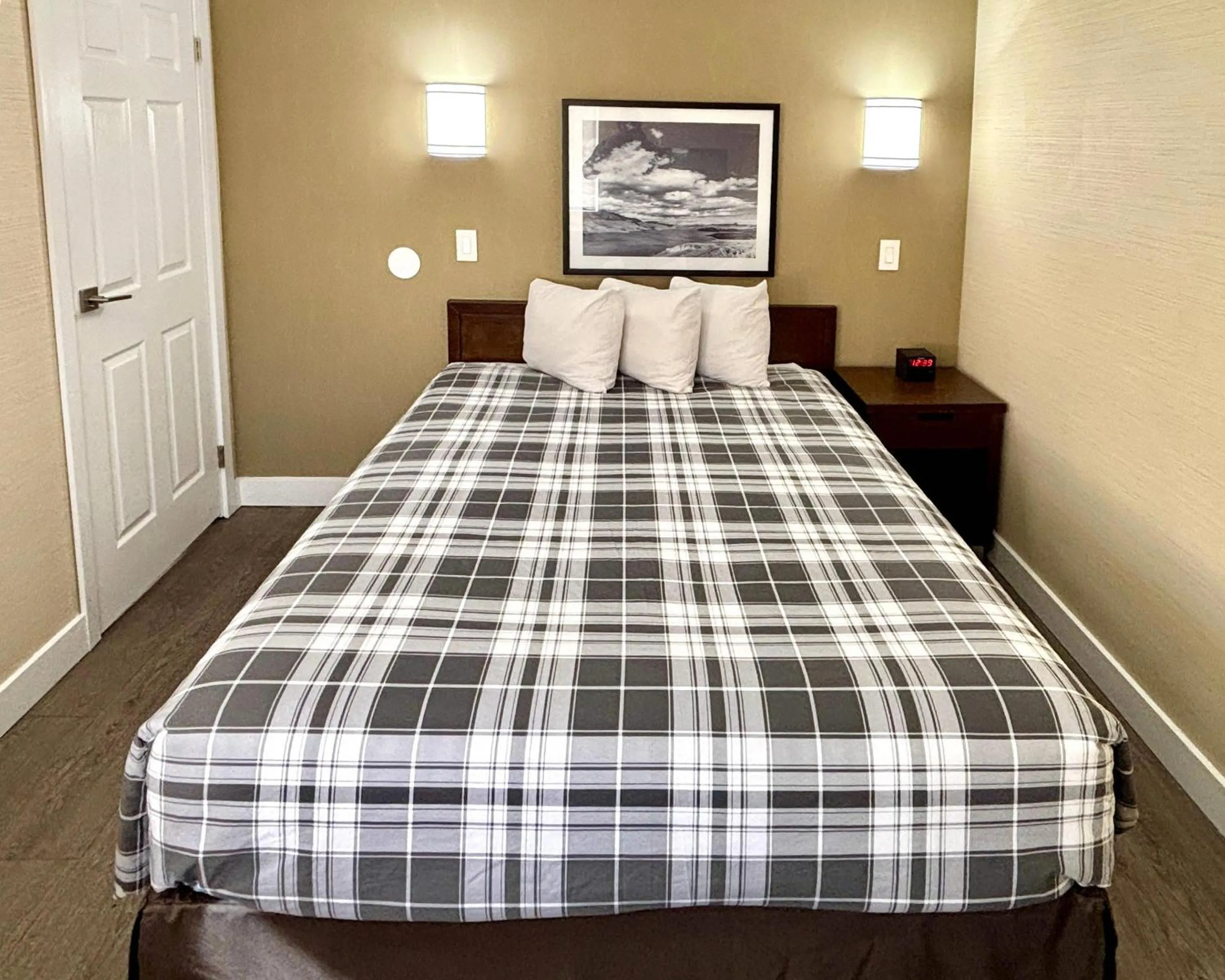 Bedroom, Bed in Rodeway Inn & Suites