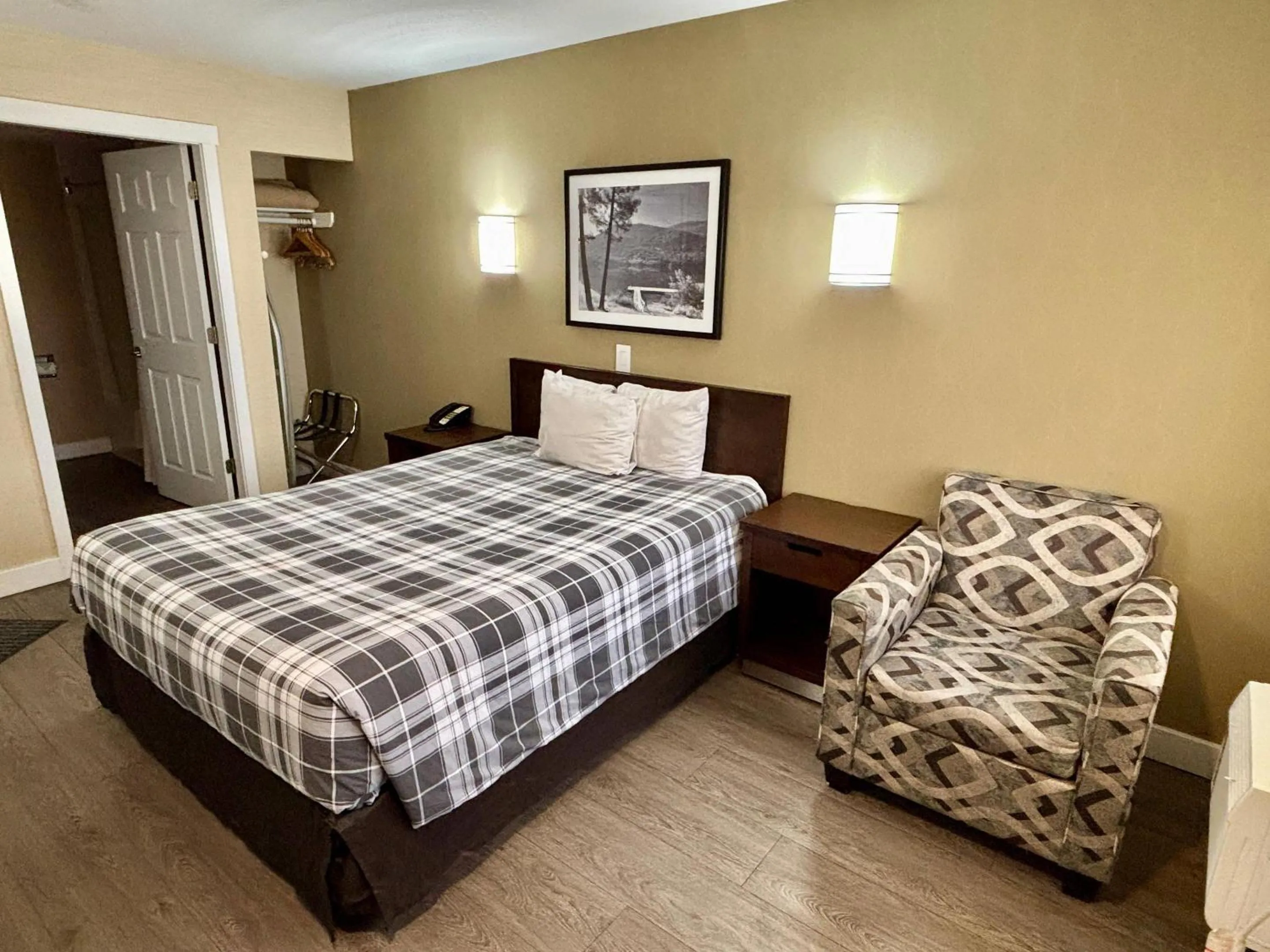 Bedroom, Bed in Rodeway Inn & Suites