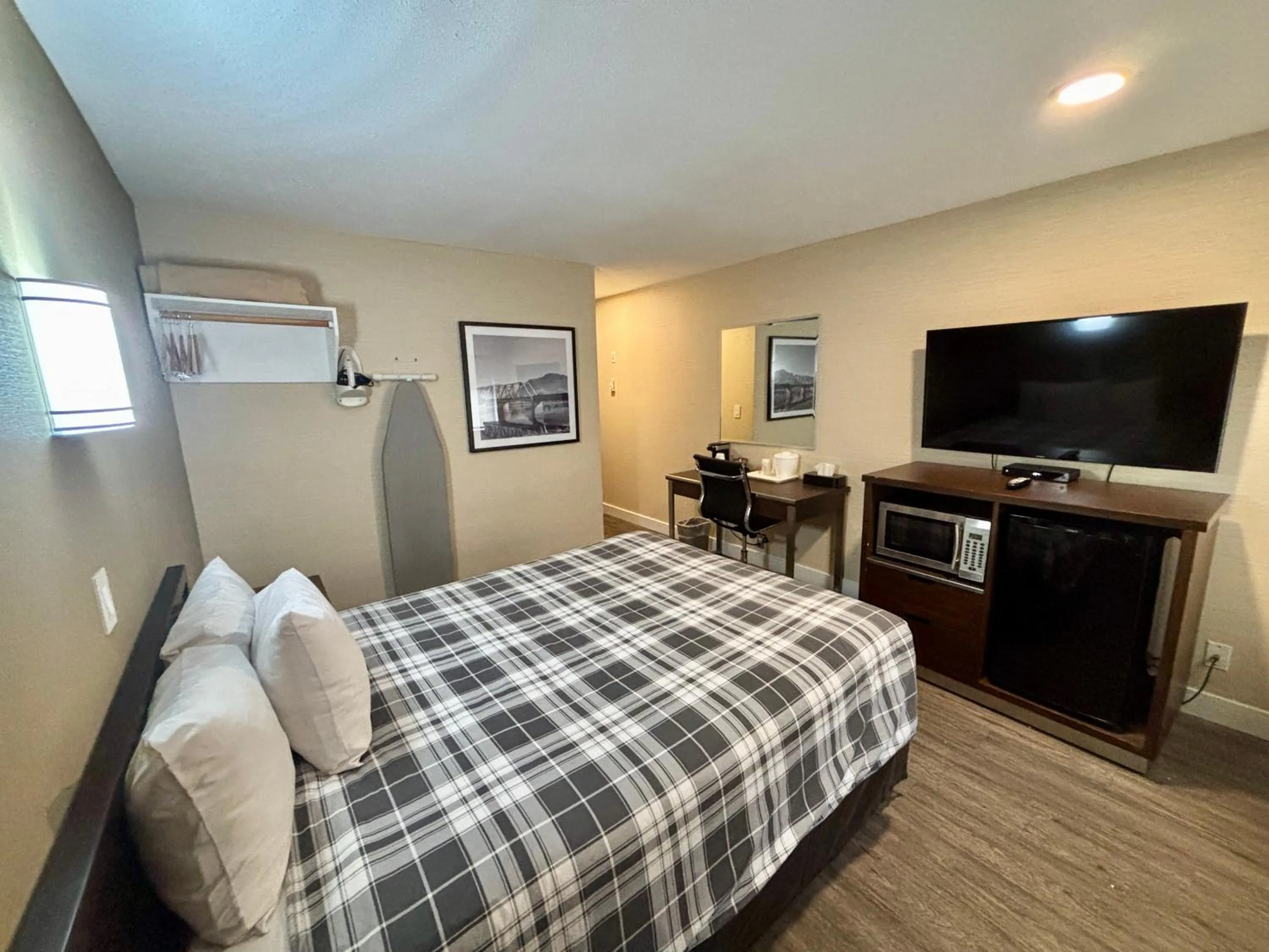 Bed in Rodeway Inn & Suites